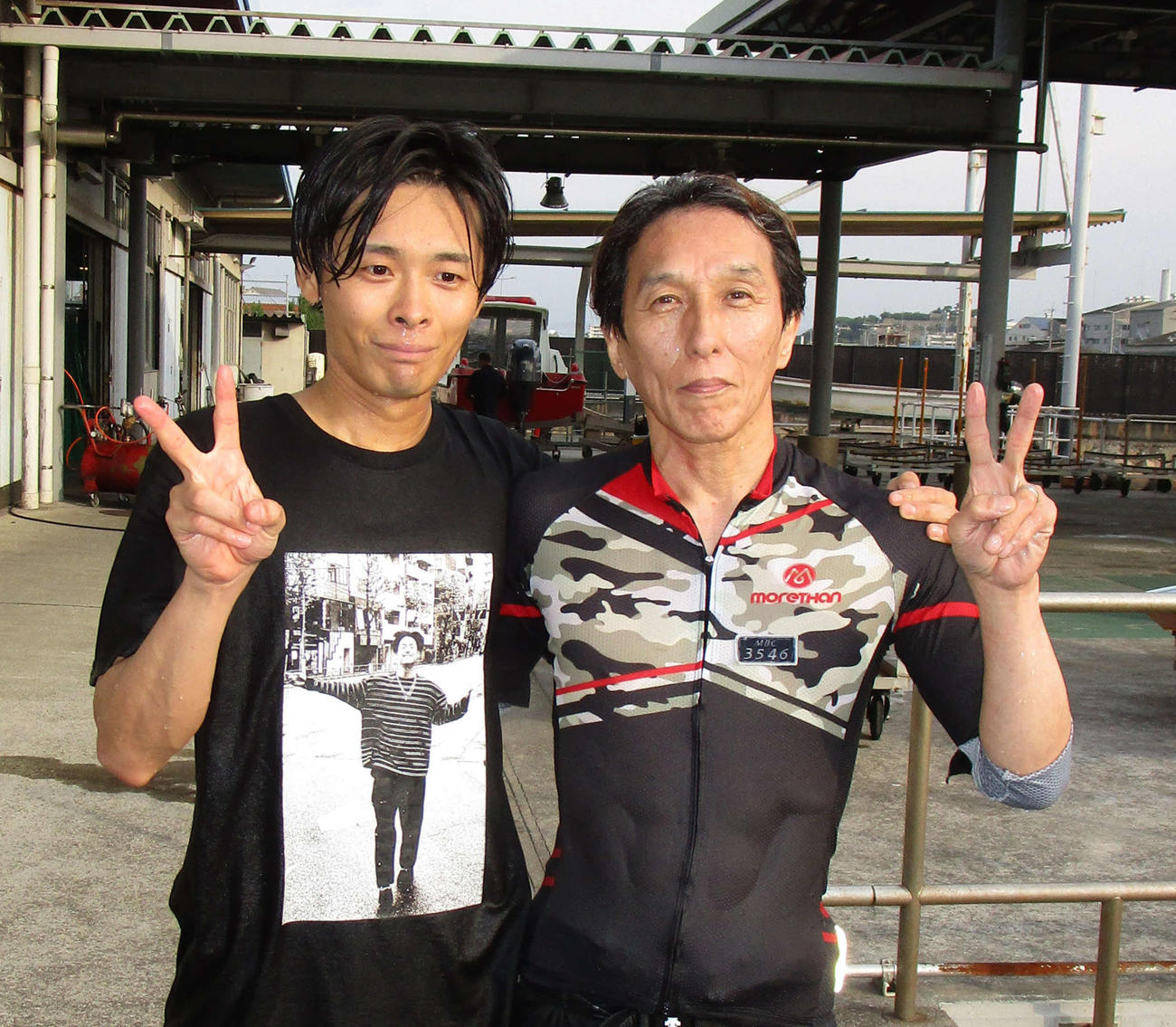 1000勝の水神祭を挙げ、師匠の中里昌志（右）と一緒にVサインを見せる黒井達矢（撮影・安井雅彦）