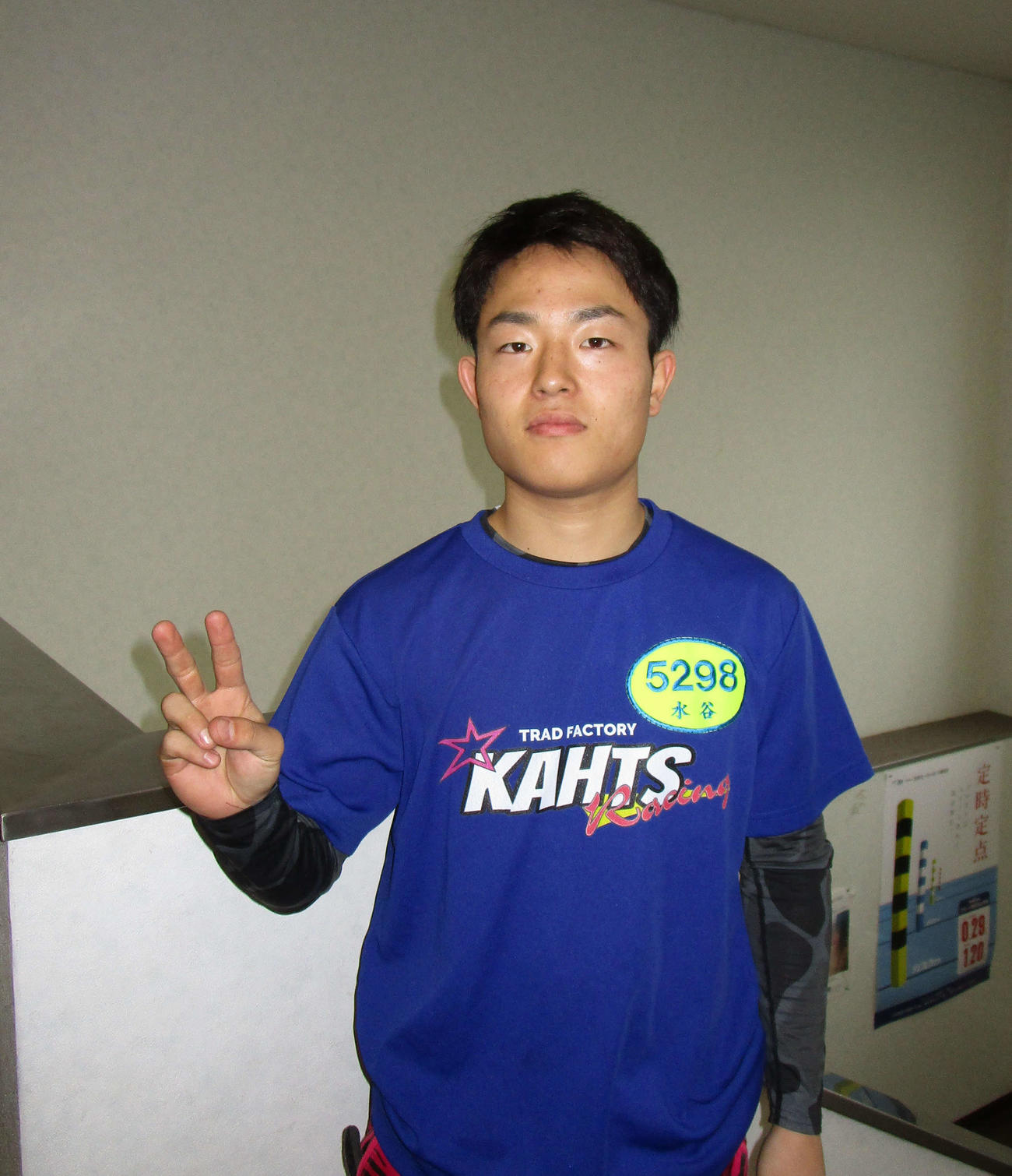 大外まくりで今節3勝目を挙げ、Vサインの水谷理人（撮影・安井雅彦）