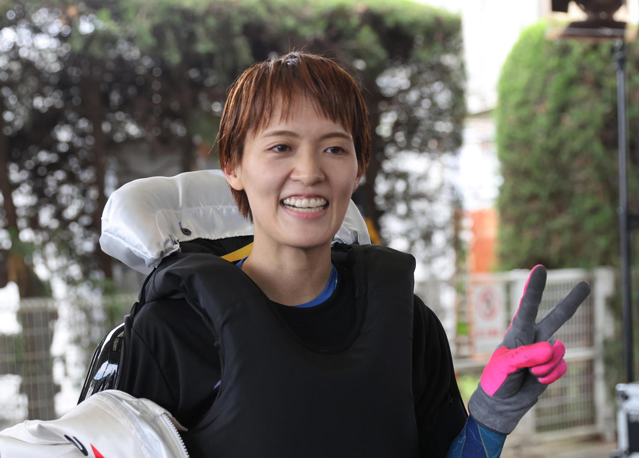 SG初勝利の渡辺優美は水神祭の前にVサインで笑顔を見せる（撮影・柴田隆二）