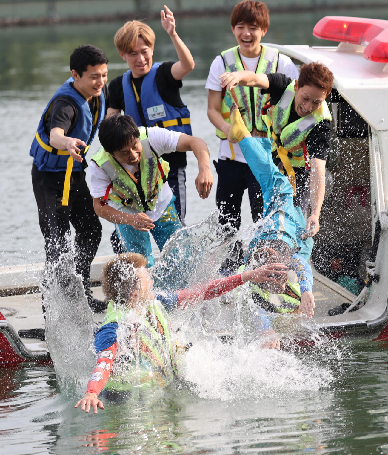 SG初勝利の渡辺優美は水神祭で水面に投げ込まれる（撮影・柴田隆二）