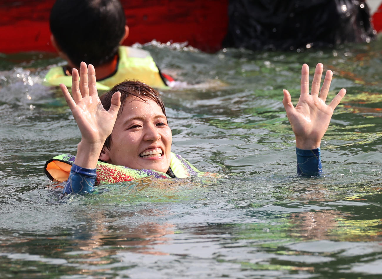 SG初勝利の渡辺優美は水神祭で水面に投げ込まれ喜ぶ（撮影・柴田隆二）