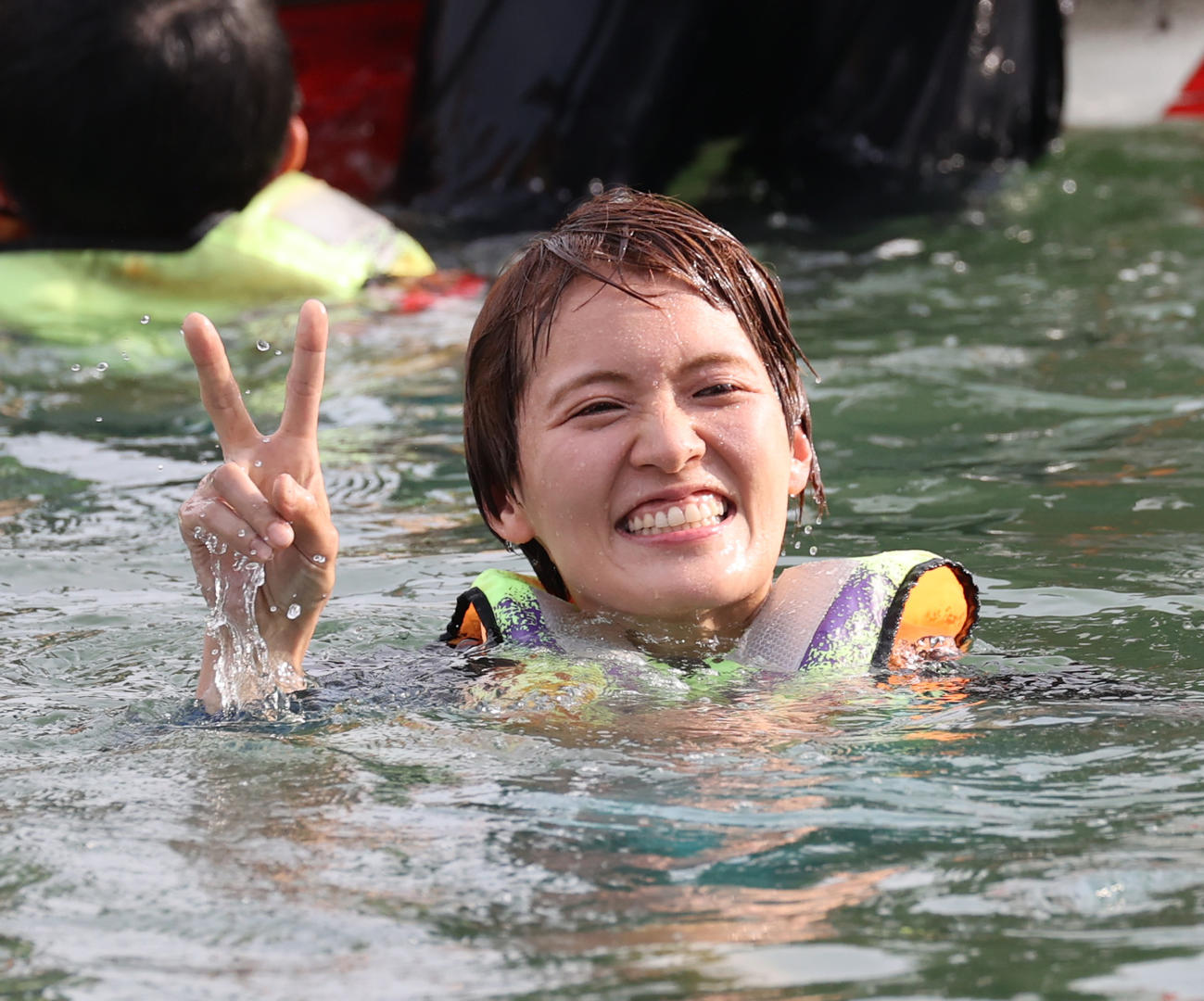 SG初勝利の渡辺優美は水神祭で水面に投げ込まれVサインする（撮影・柴田隆二）