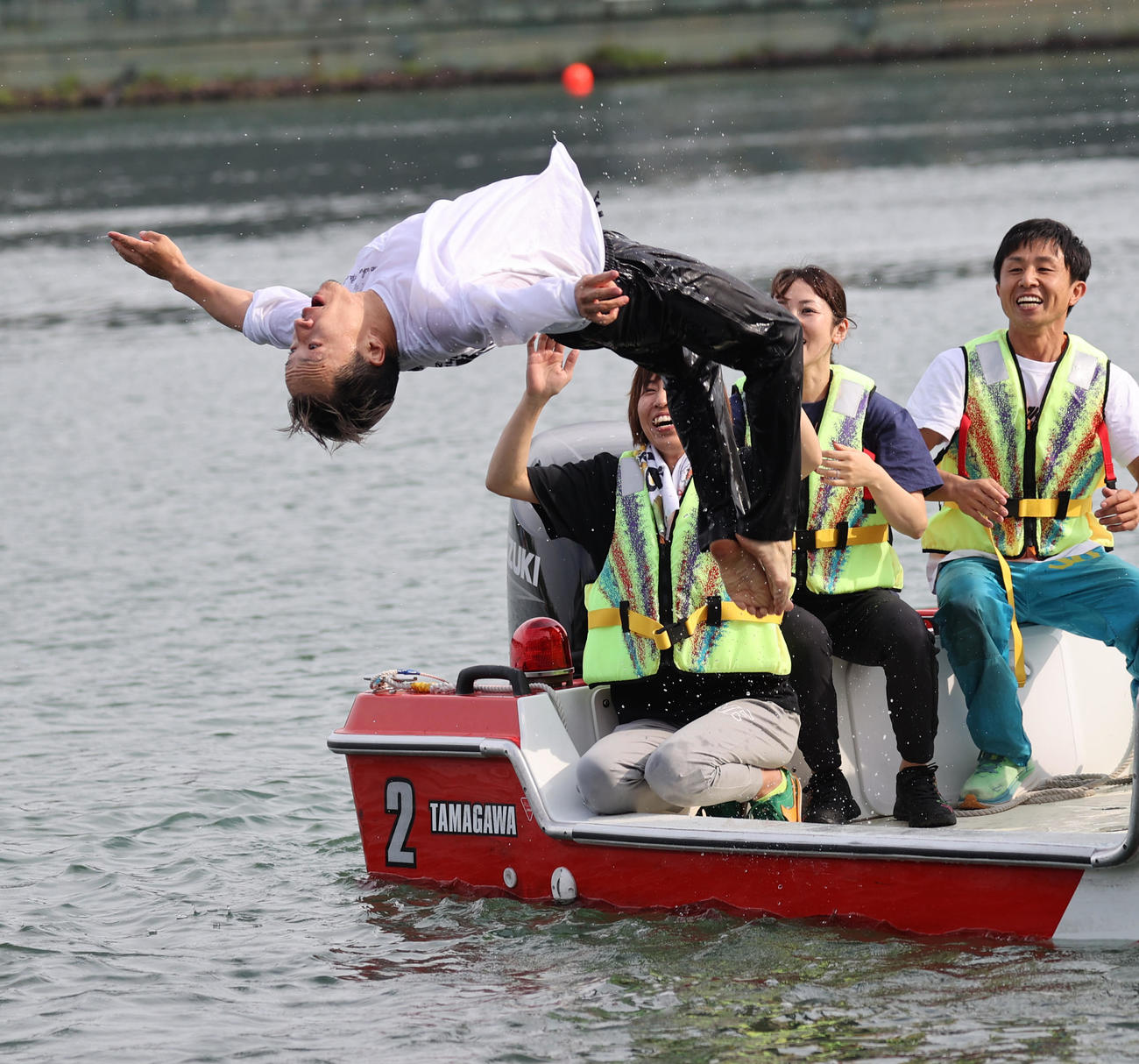 1500勝を達成した山口剛は水神祭でバック宙で2度水面に飛び込む（撮影・柴田隆二）