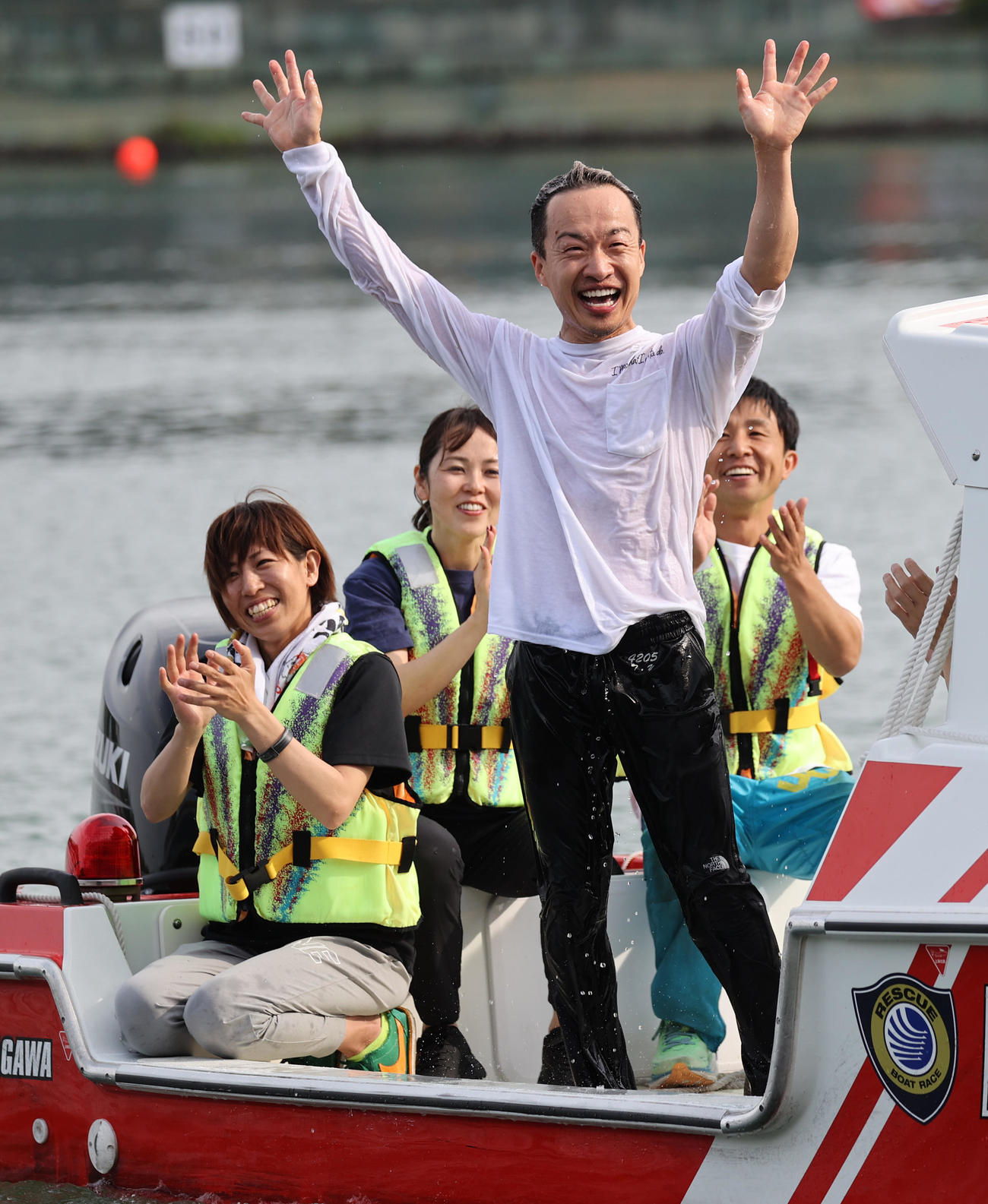1500勝を達成した山口剛は水神祭の後、ファンに手を振る（撮影・柴田隆二）