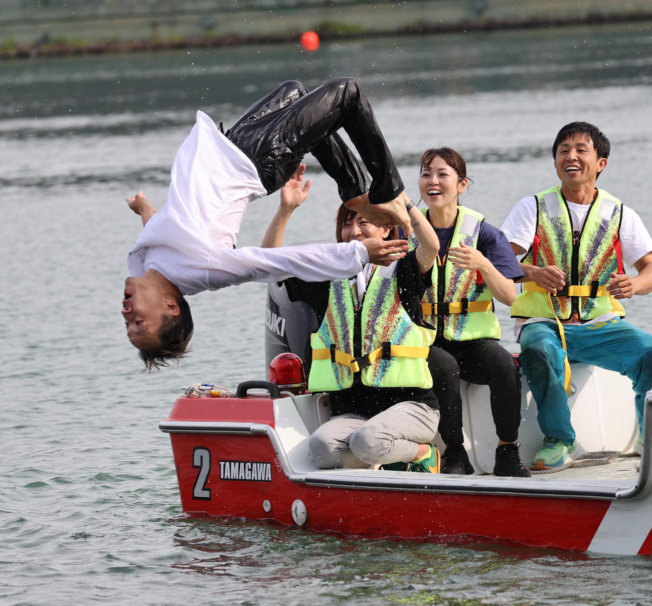 1500勝を達成した山口剛は水神祭でバック宙で2度水面に飛び込む（撮影・柴田隆二）