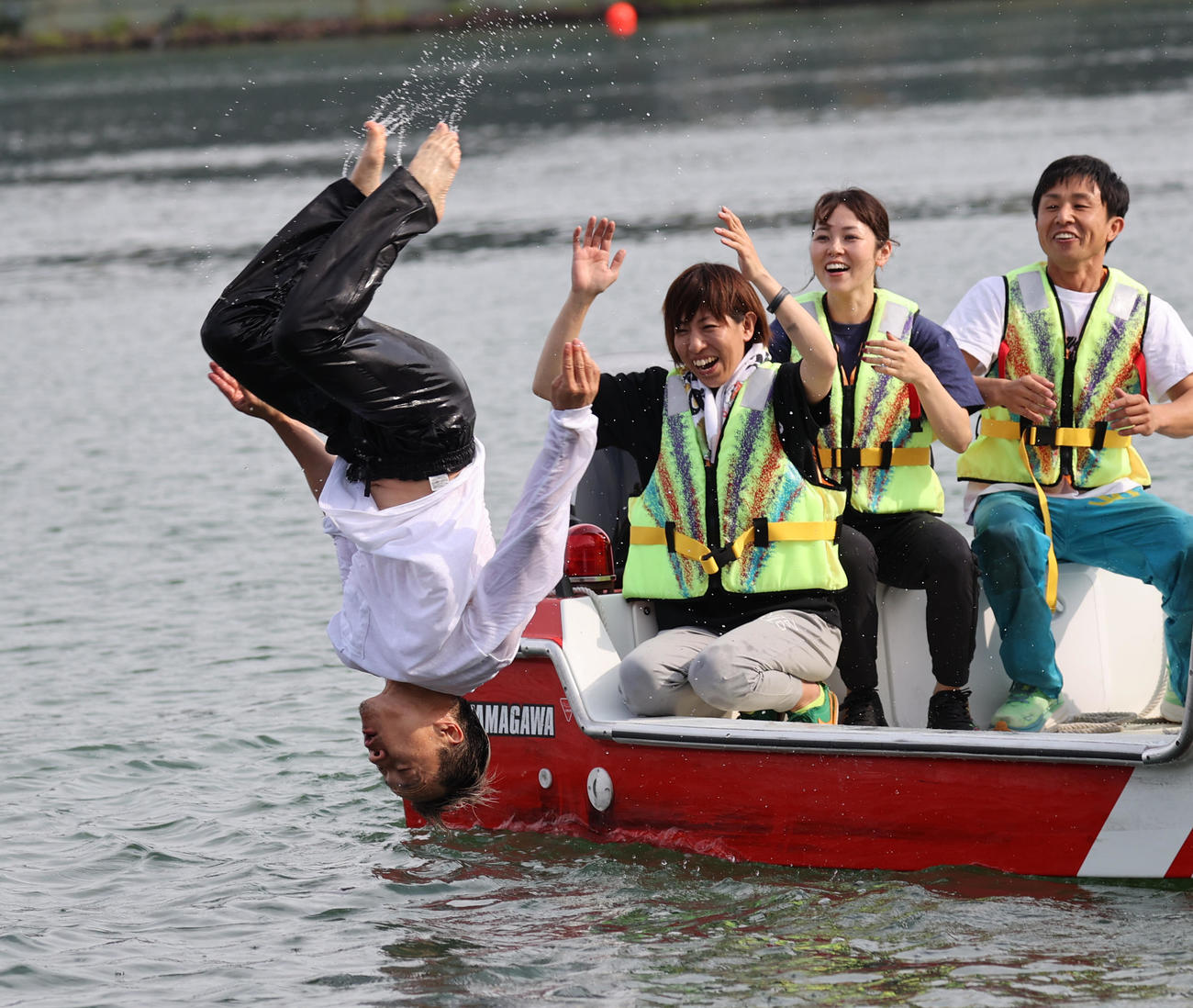 1500勝を達成した山口剛は水神祭でバック宙で2度水面に飛び込む（撮影・柴田隆二）