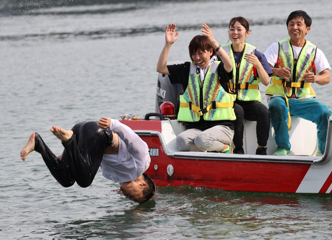 1500勝を達成した山口剛は水神祭でバック宙で2度水面に飛び込む（撮影・柴田隆二）