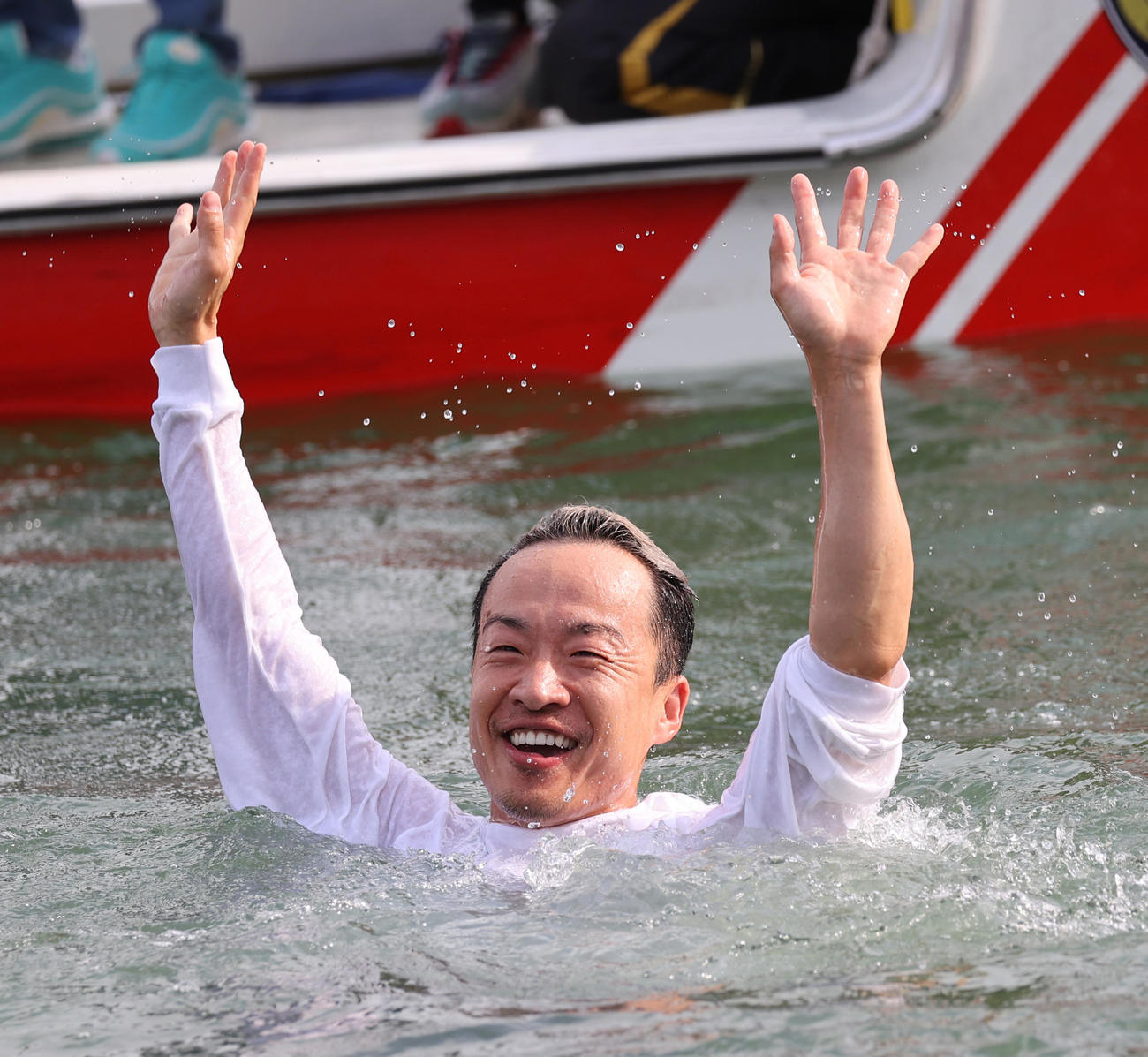1500勝を達成した山口剛は水神祭でバック宙で2度水面に飛び込む（撮影・柴田隆二）