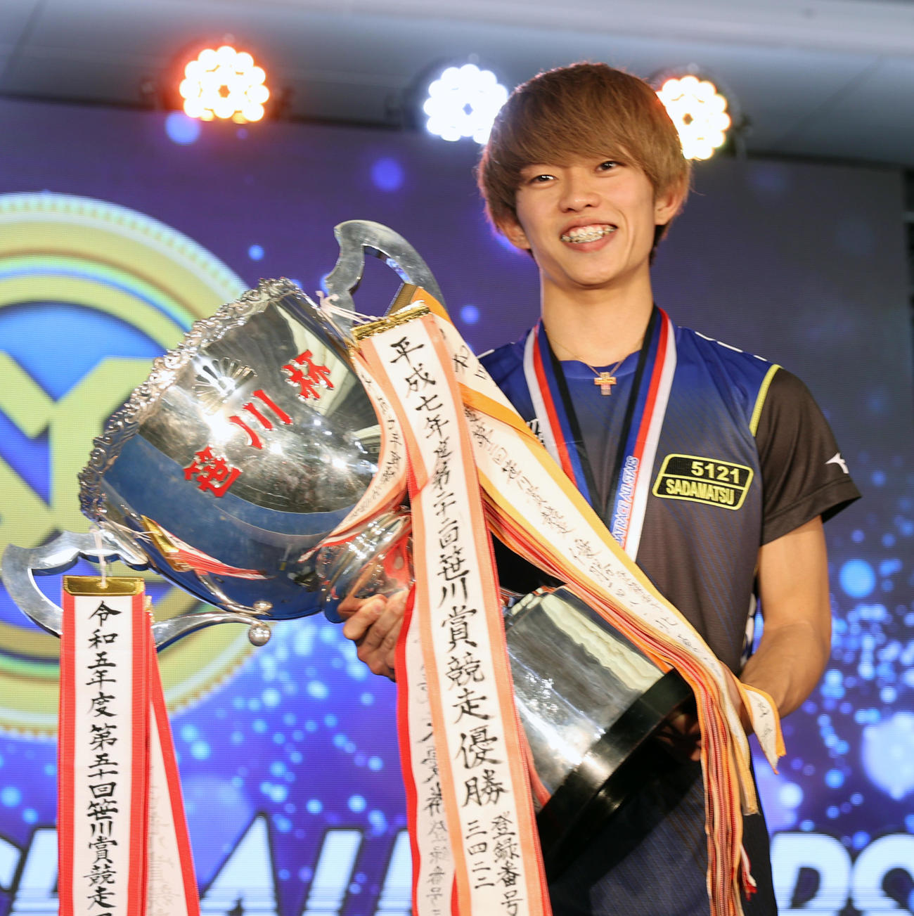優勝杯を手に笑顔を見せる定松勇樹（撮影・柴田隆二）