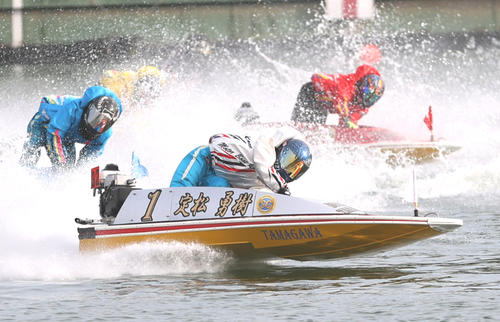 優勝戦1周2Mを先頭でターンする定松勇樹（中央)
（撮影・柴田隆二）