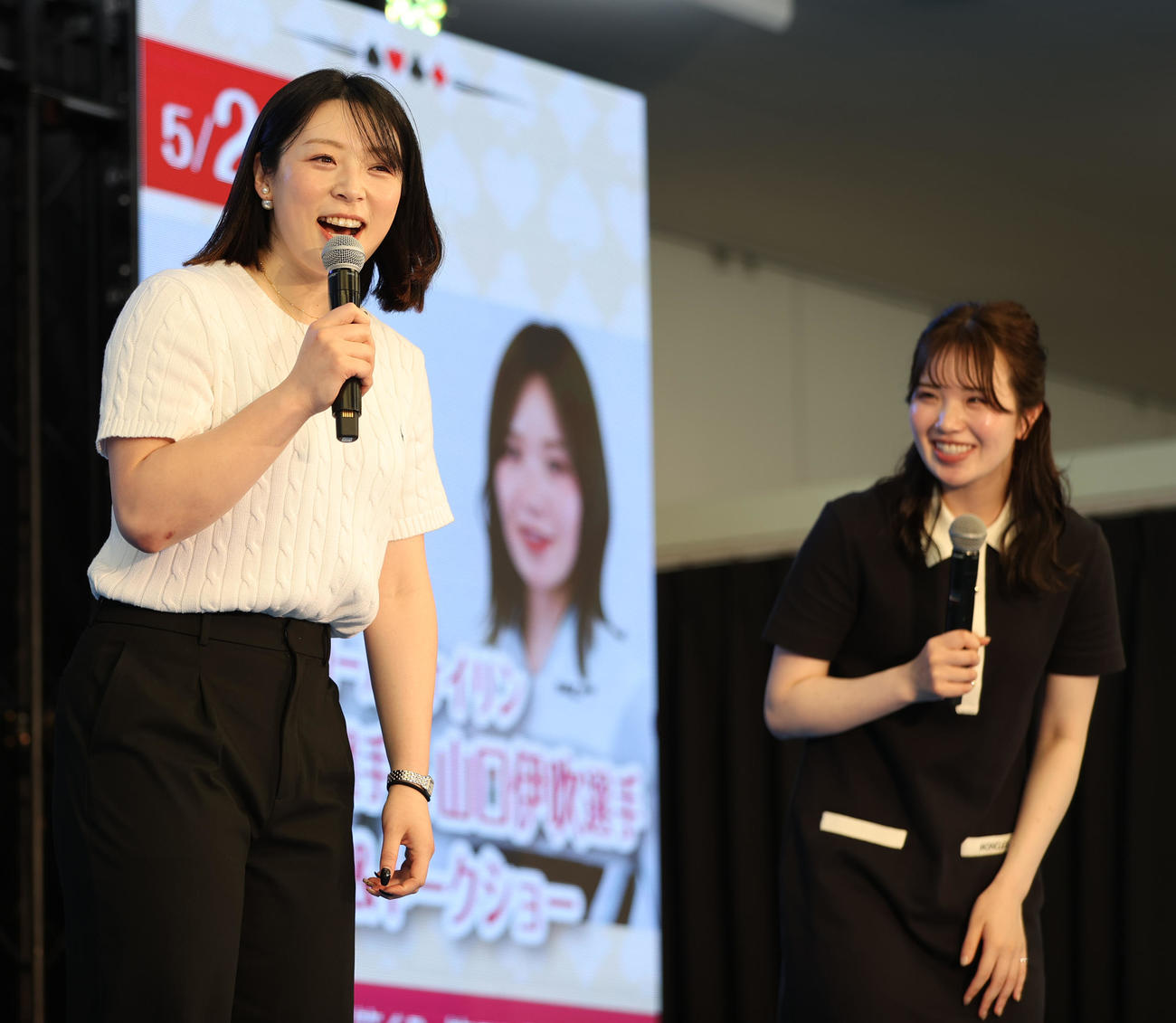 予想会＆トークショーを行うガールズケイリンの児玉碧衣（左）と山口伊吹（撮影・柴田隆二）