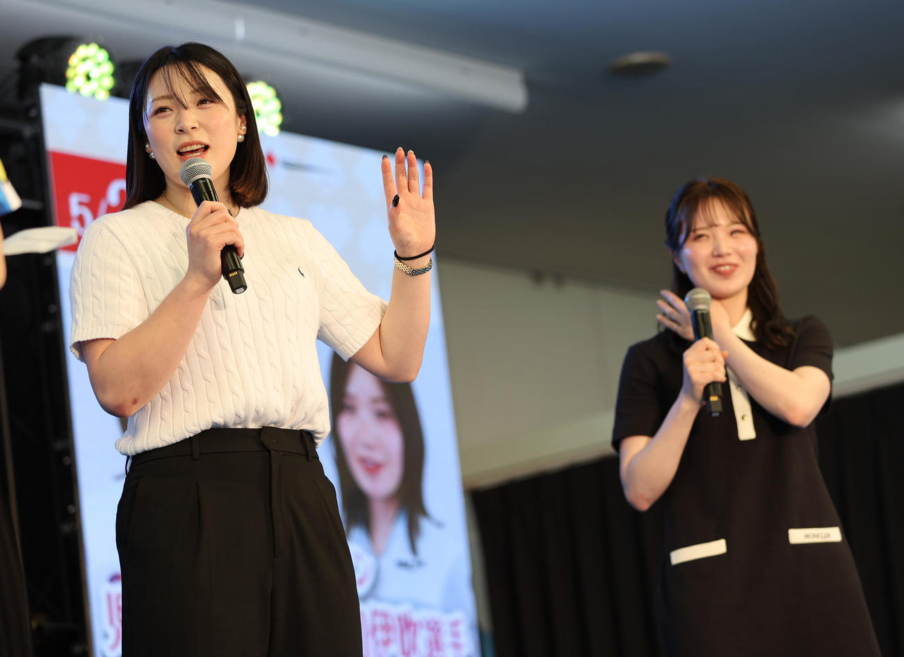 予想会＆トークショーを行うガールズケイリンの児玉碧衣（左）と山口伊吹（撮影・柴田隆二）