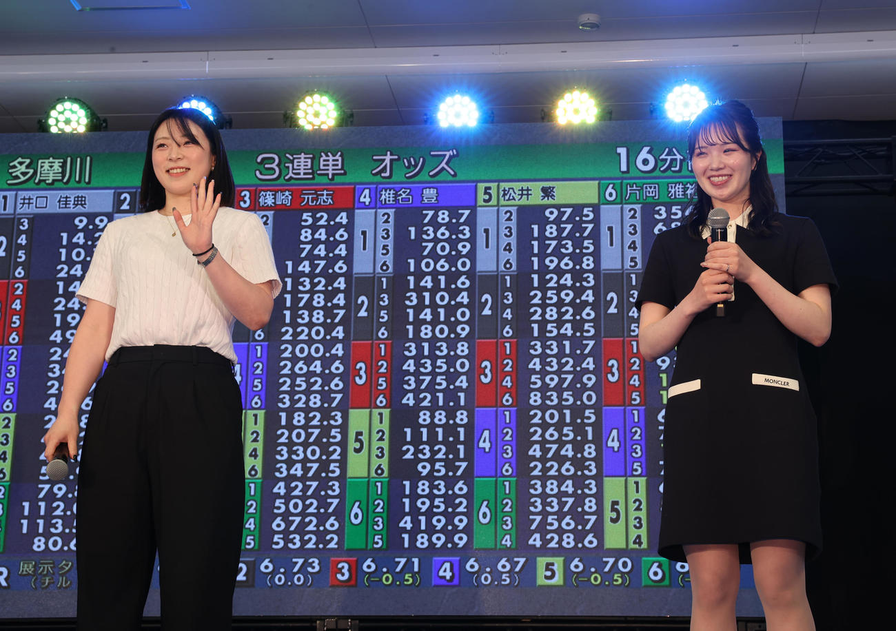 予想会＆トークショーを行うガールズケイリンの児玉碧衣（左）と山口伊吹（撮影・柴田隆二）