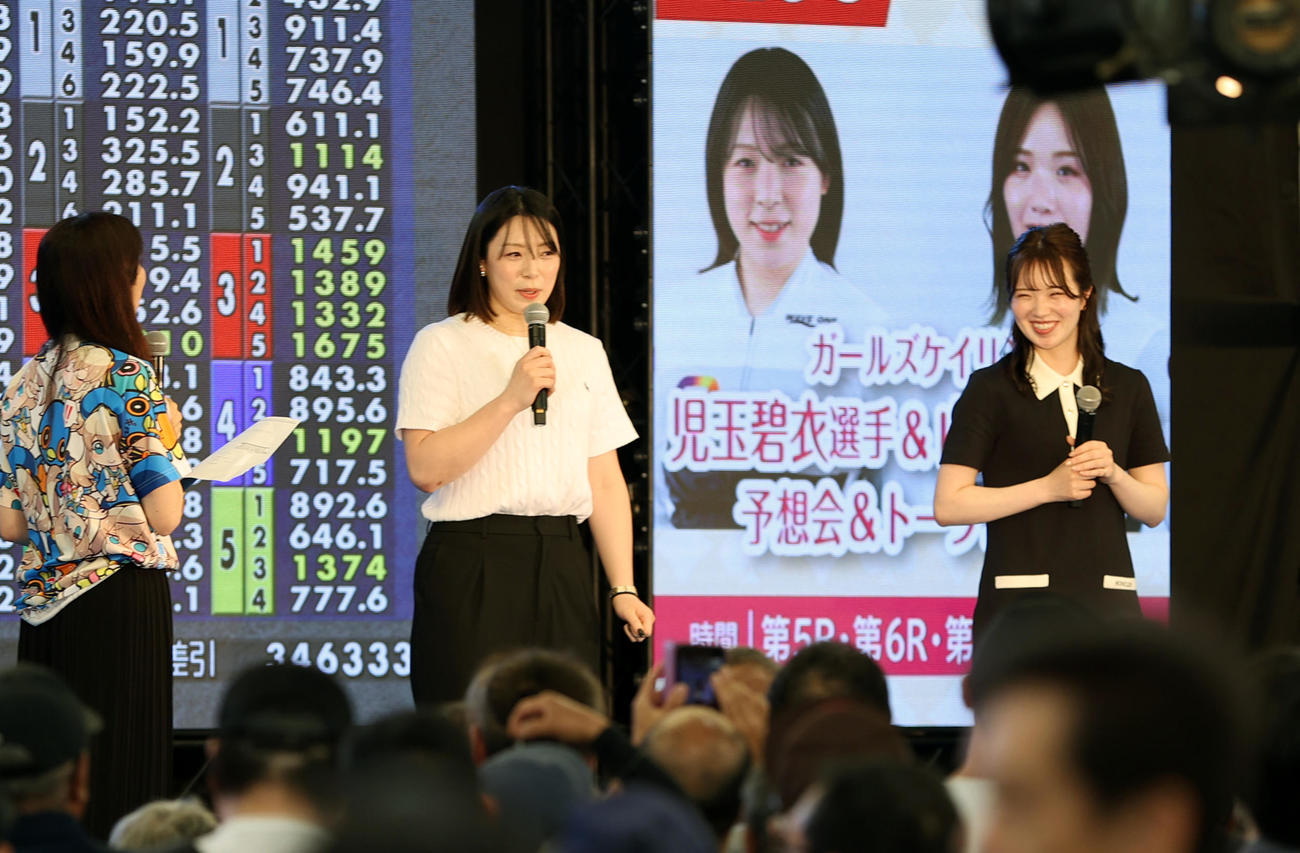 予想会＆トークショーを行うガールズケイリンの児玉碧衣（左）と山口伊吹（撮影・柴田隆二）