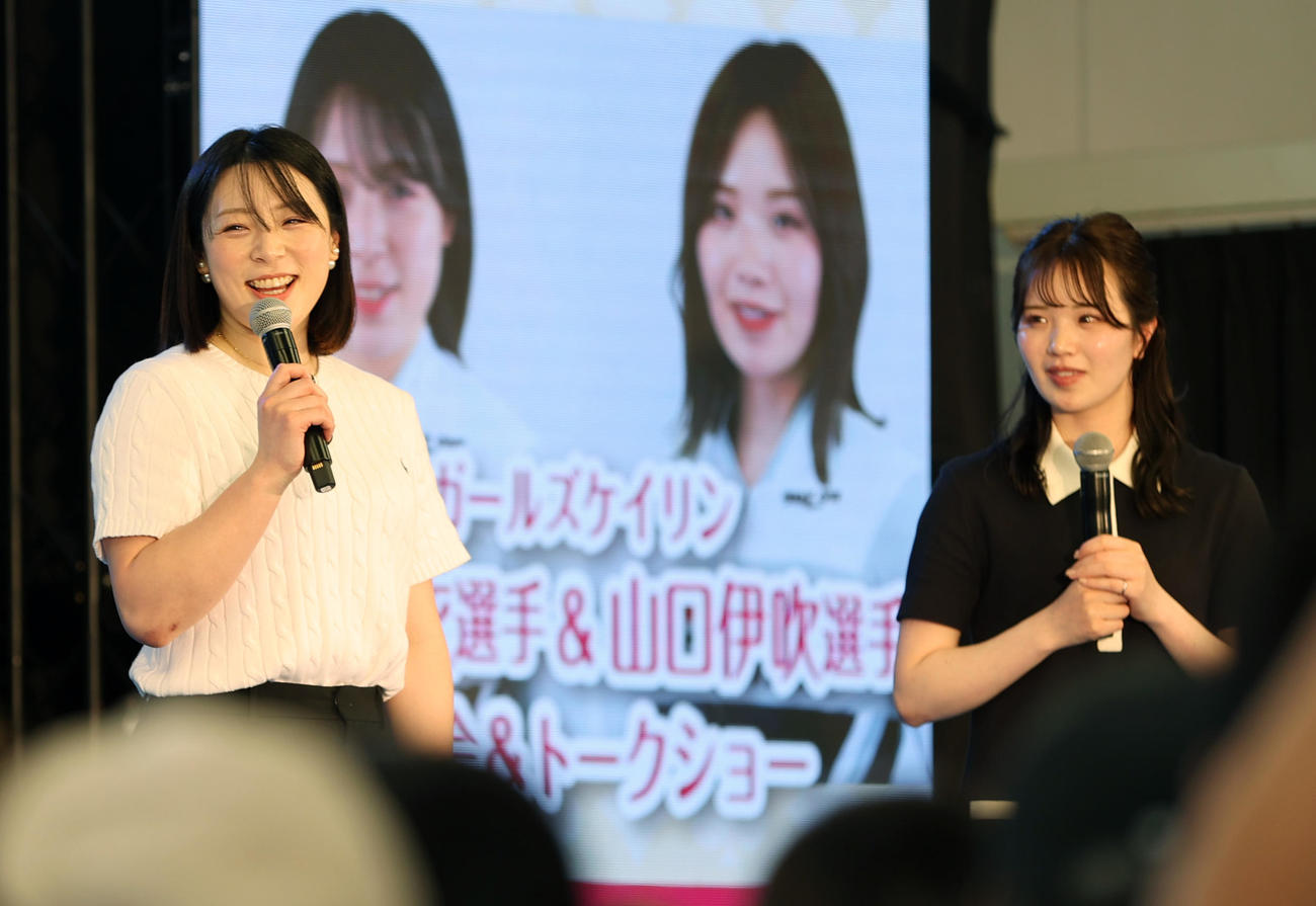 予想会＆トークショーを行うガールズケイリンの児玉碧衣（左）と山口伊吹（撮影・柴田隆二）