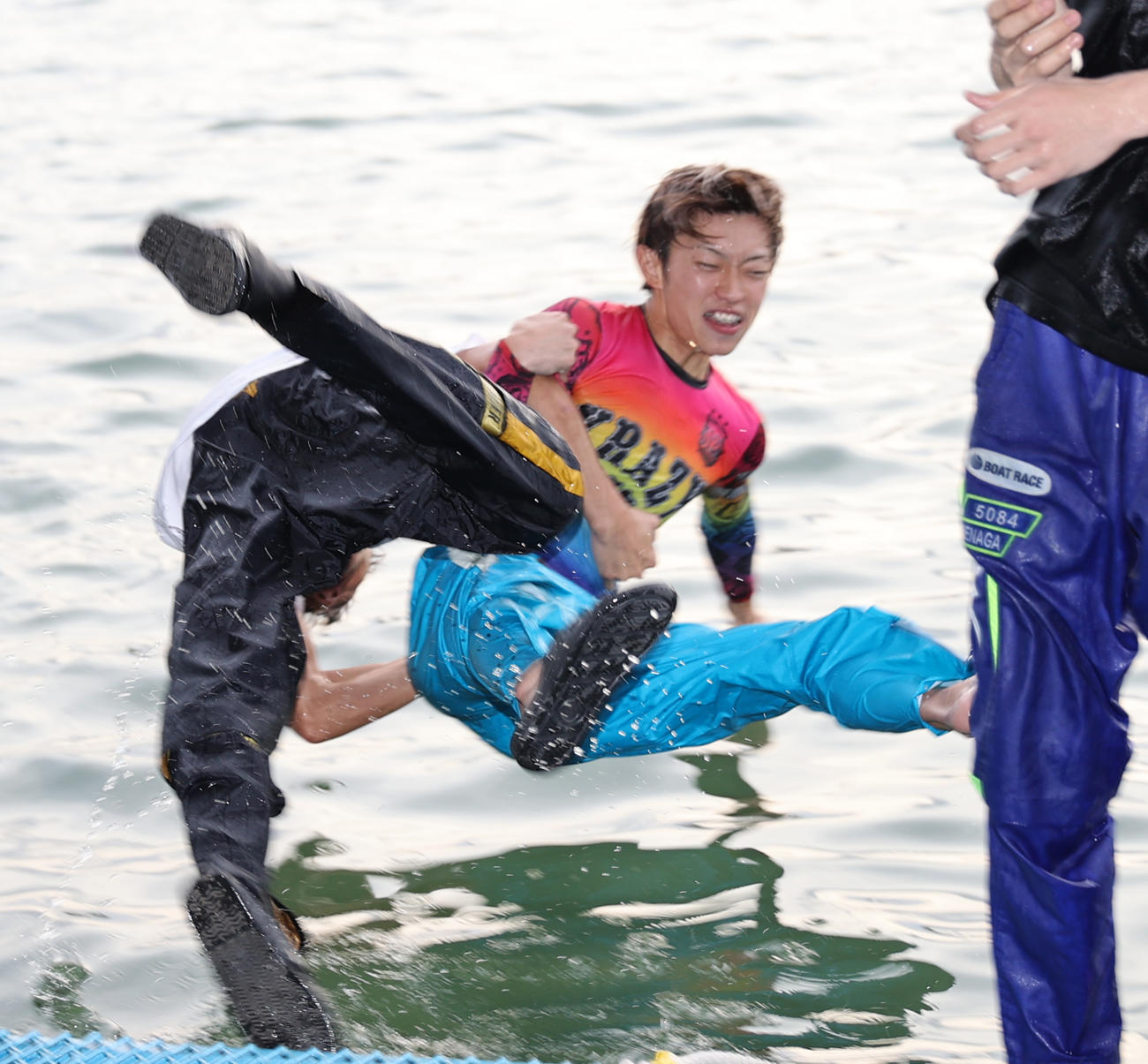 水神祭で定松勇樹（右）は師匠の峰竜太と一緒に水面に飛び込む（撮影・柴田隆二）