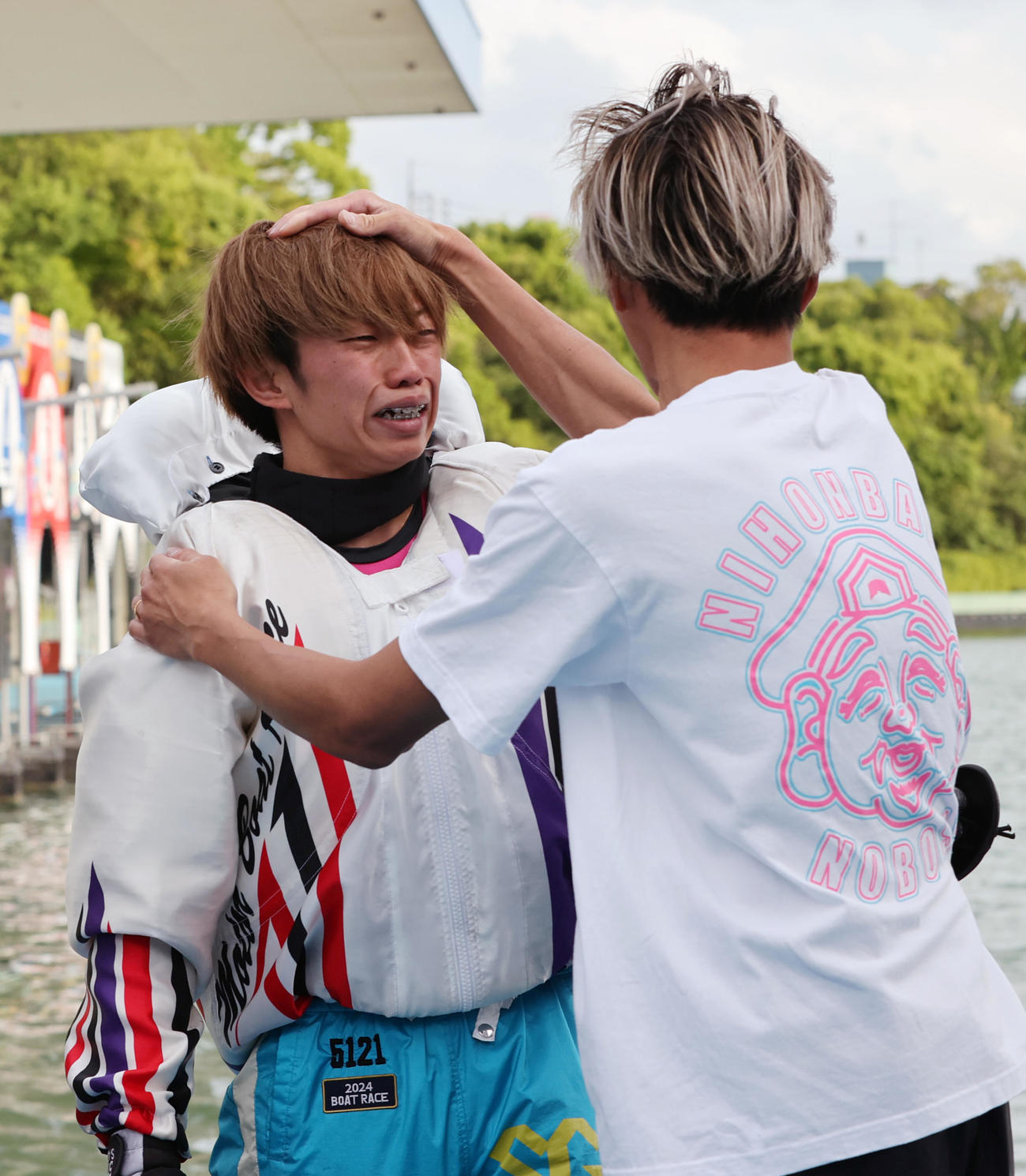 優勝し号泣する定松勇樹（左）は師匠の峰竜太から頭をなでられる（撮影・柴田隆二）