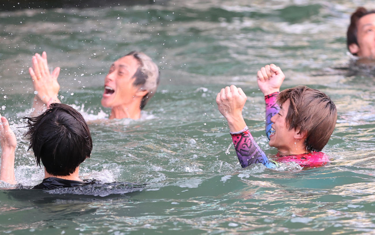 水神祭で喜び合う、左から師匠の峰竜太、定松勇樹（撮影・柴田隆二）