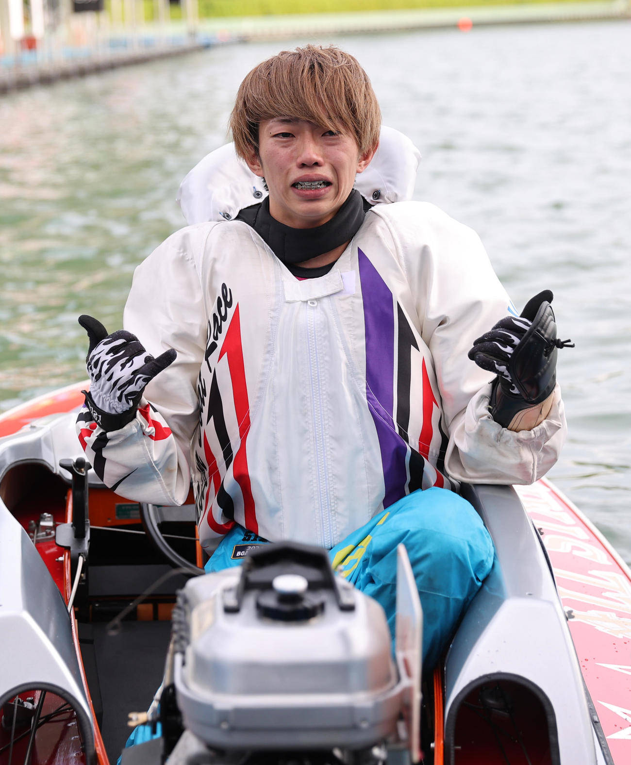 優勝し号泣する定松勇樹は写真撮影に納まる（撮影・柴田隆二）