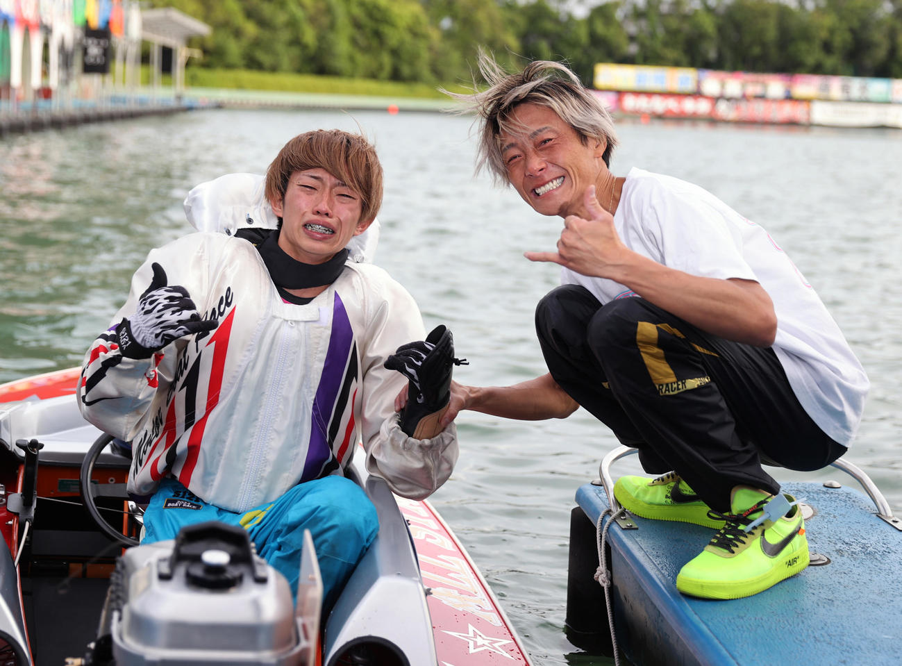 優勝し号泣する定松勇樹（左）は師匠の峰竜太とアロハポーズを決める（撮影・柴田隆二）