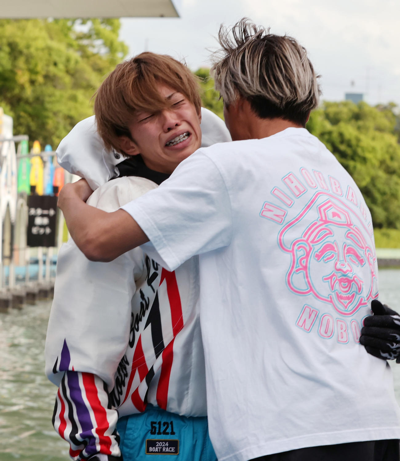 優勝し号泣する定松勇樹（左）は師匠の峰竜太と抱き合う（撮影・柴田隆二）