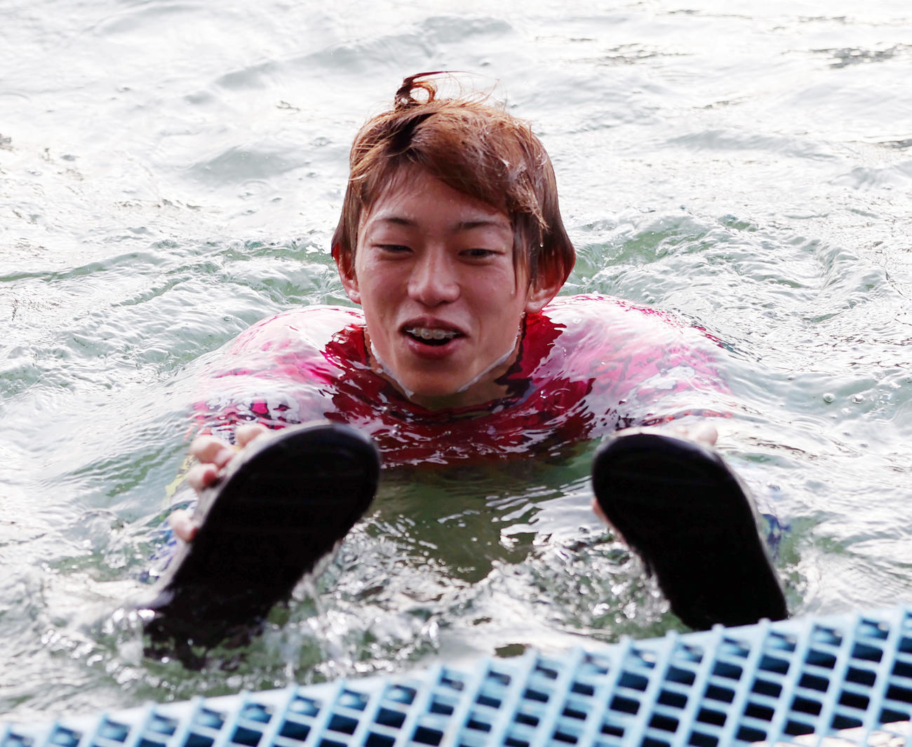 水神祭で定松勇樹は水面に投げ込まれた（撮影・柴田隆二）