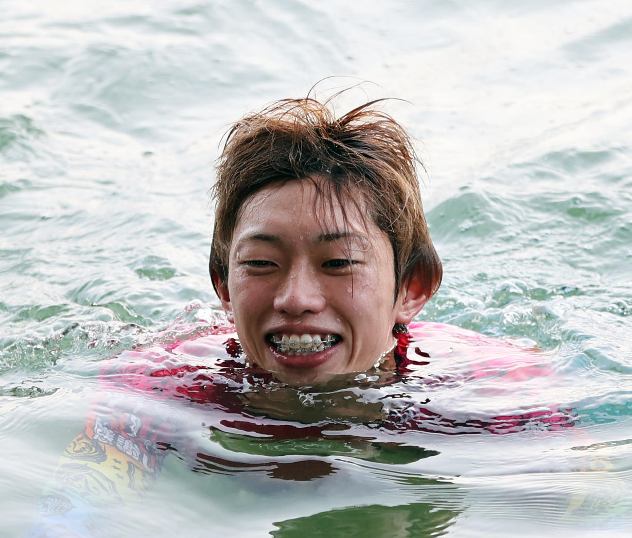 水神祭で定松勇樹は水面に投げ込まれた（撮影・柴田隆二）