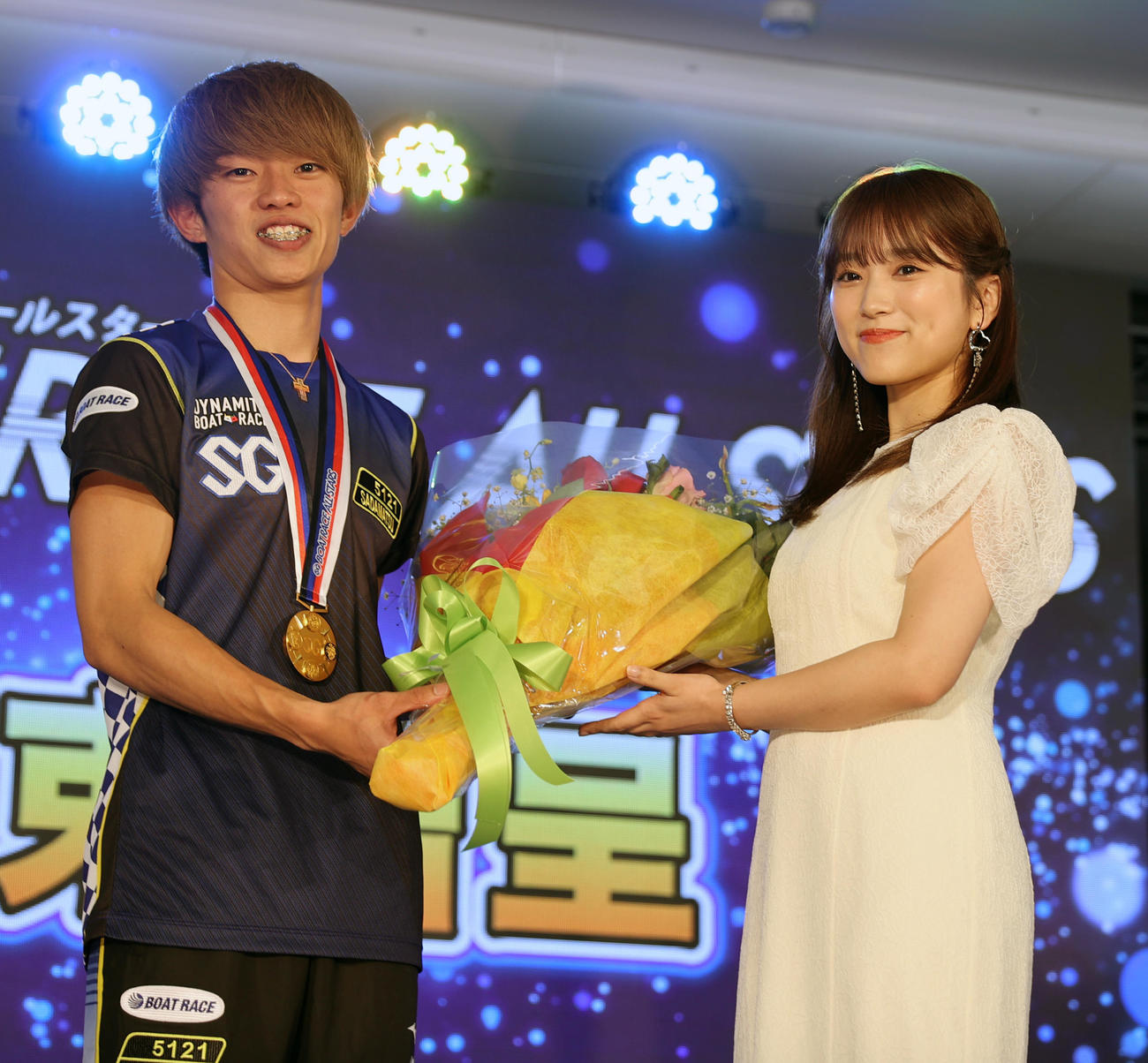 プレゼンターの矢吹奈子から花束を贈呈される定松勇樹（撮影・柴田隆二）