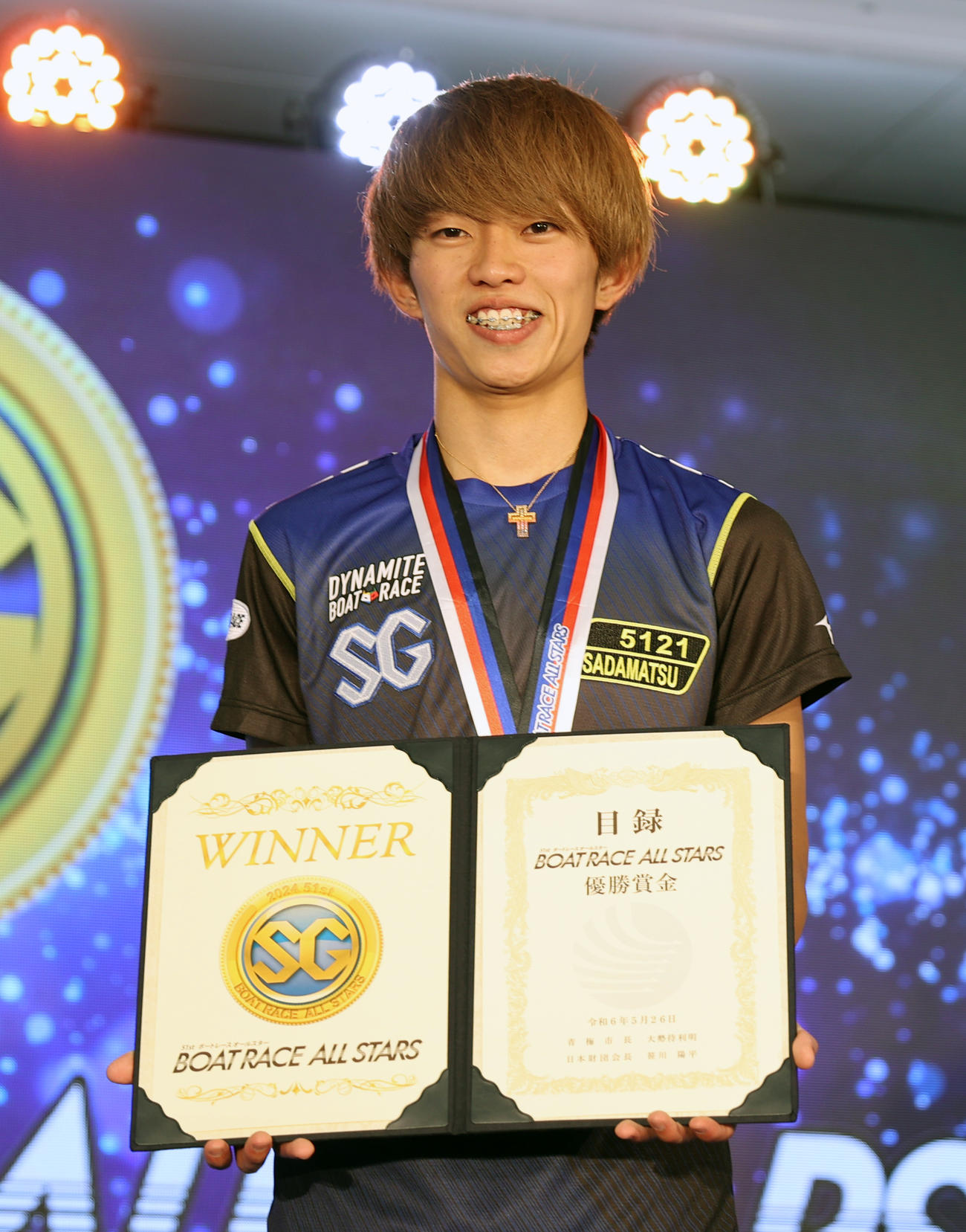 優勝賞金目録を持つ定松勇樹（撮影・柴田隆二）