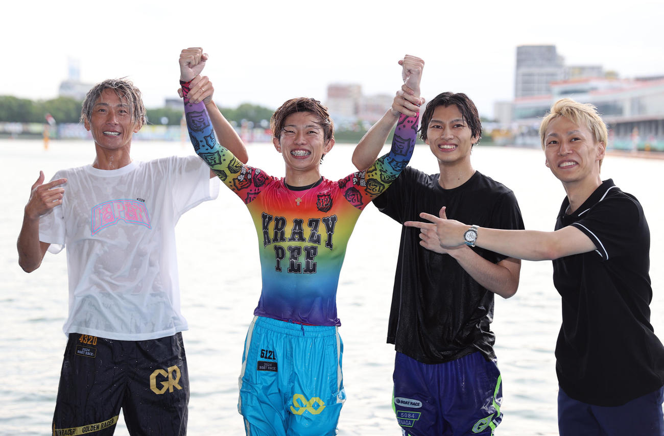 水神祭の後、濡れたまま記念撮影する、左から師匠の峰竜太、定松勇樹、末永和也、山田康二（撮影・柴田隆二）