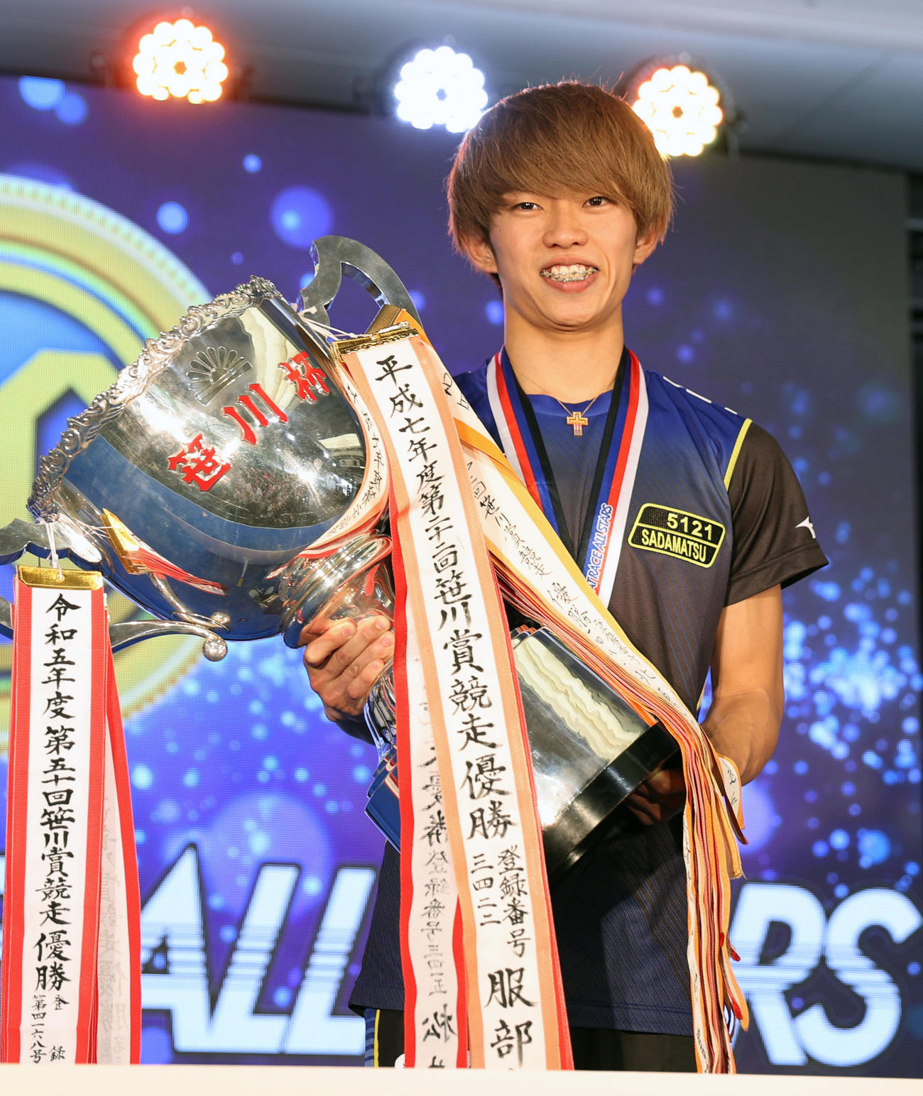優勝杯を持ち笑顔を見せる定松勇樹（撮影・柴田隆二）