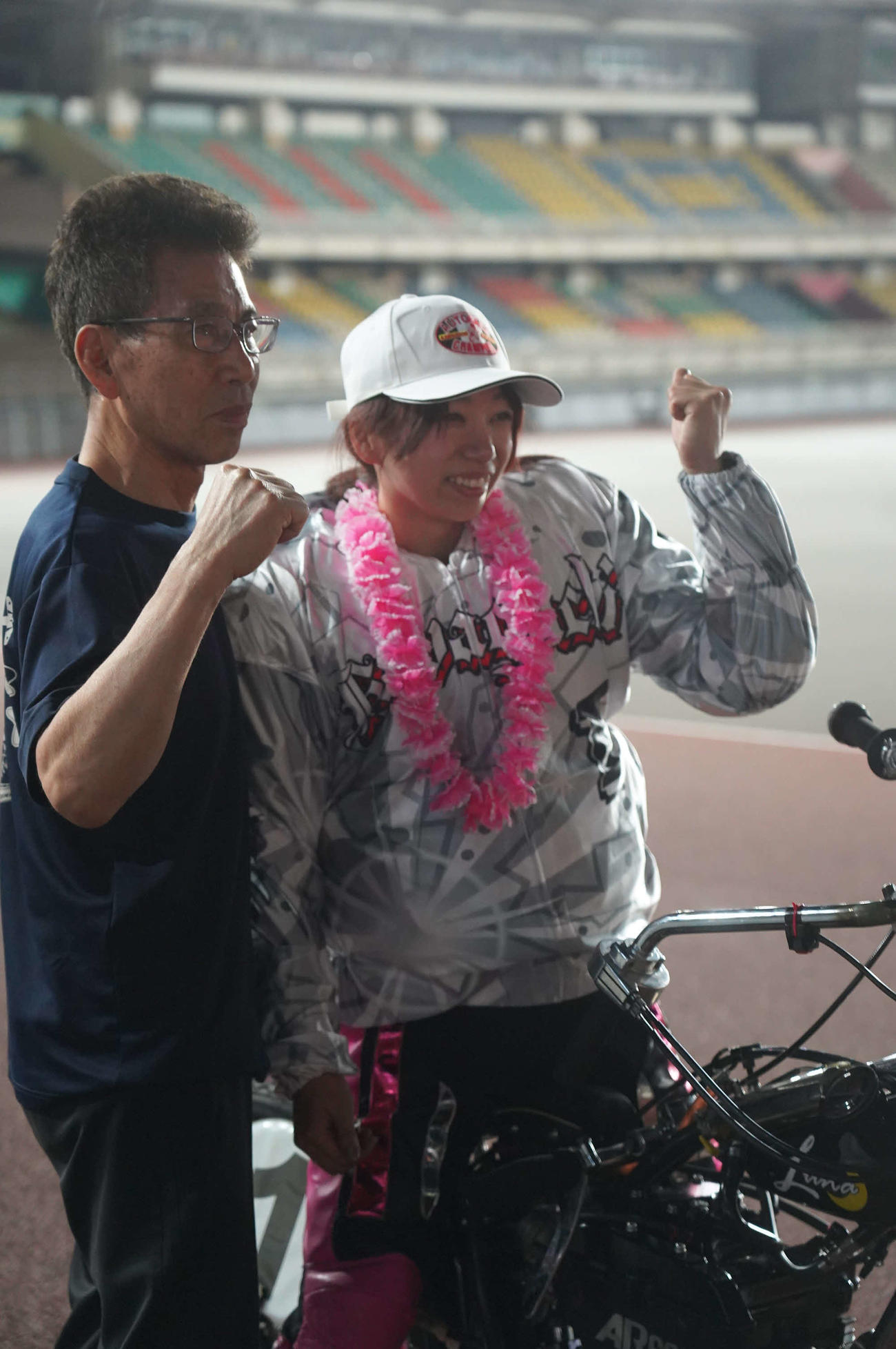 小椋華恋（右）がG2初優勝し、大ベテラン篠崎実（左）と記念撮影