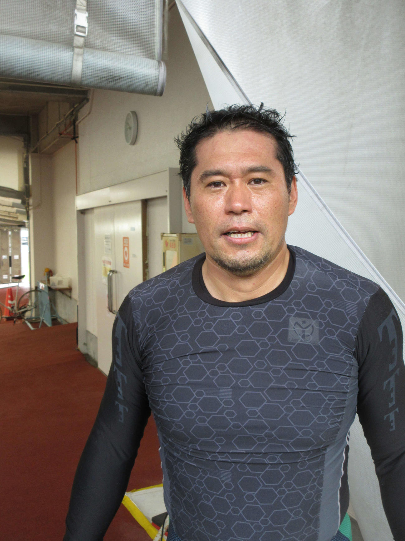 快走劇を披露した矢田晋が今度は稲毛知也に挑戦