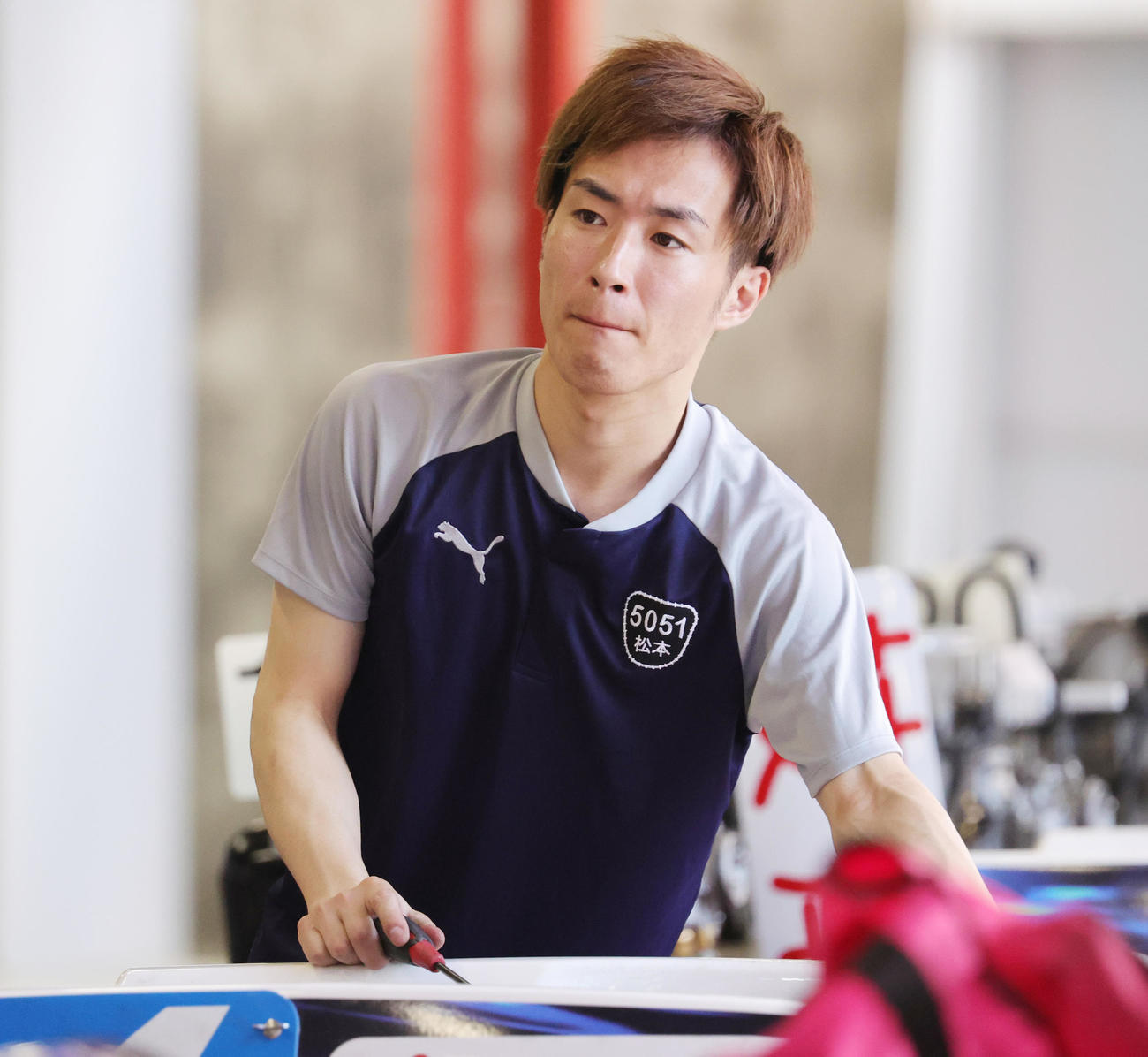 調整する松本純平（撮影・野上伸悟）