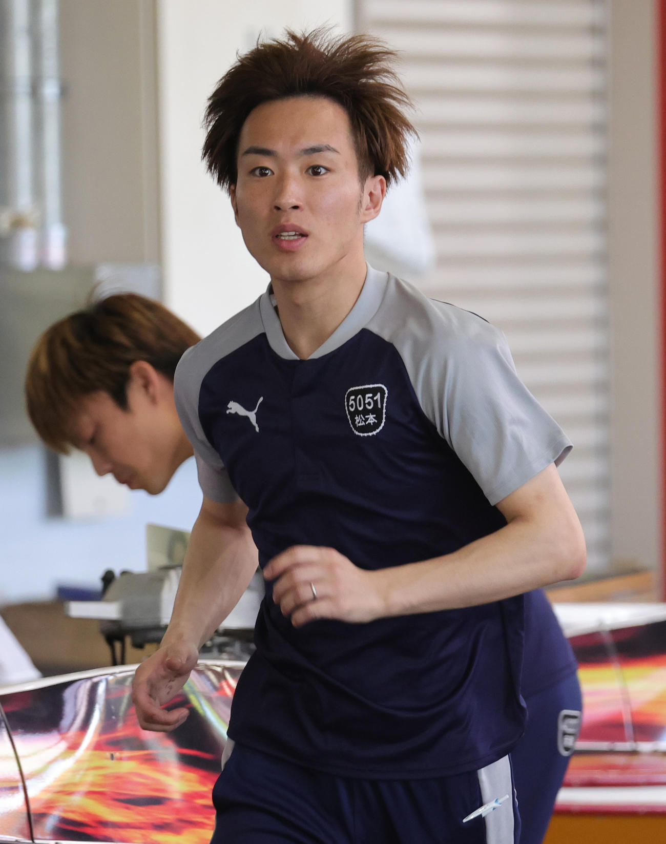 調整する松本純平（撮影・野上伸悟）