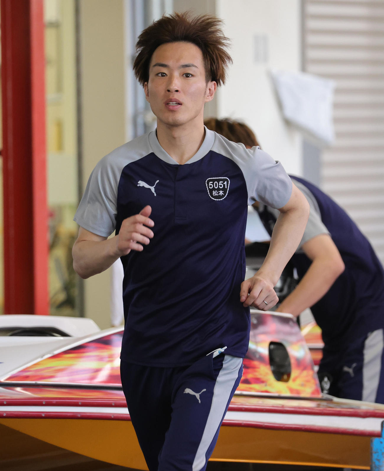 調整する松本純平（撮影・野上伸悟）