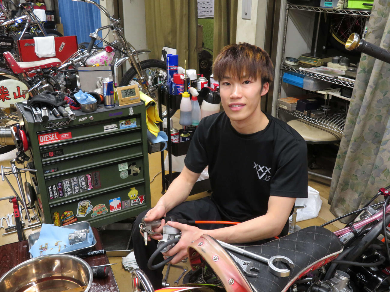 整備でマシンの上積みを図る若手有望株の佐藤励（撮影・小川将司）