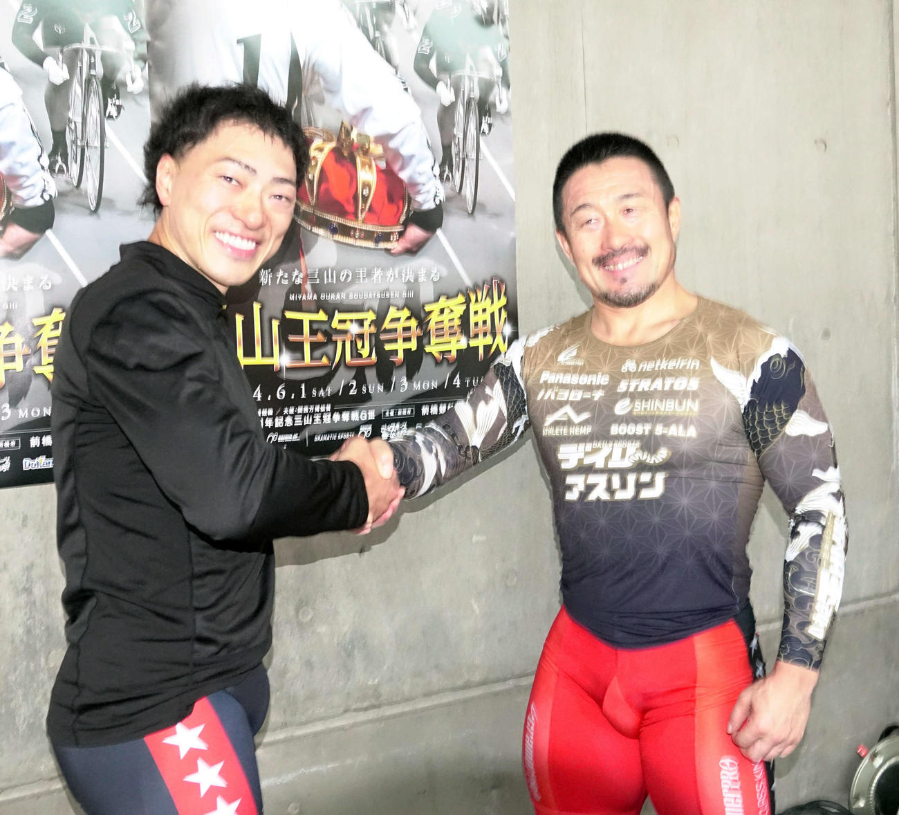 ワンツーを決め、レース後にガッチリ握手をかわす新田祐大（左）と佐藤慎太郎