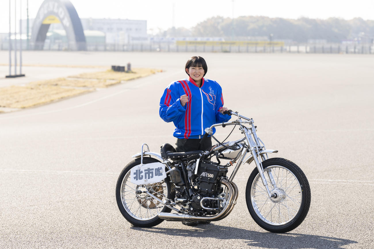 ドサンコ号の横で笑顔でガッツポーズする北市唯（提供・JKA）
