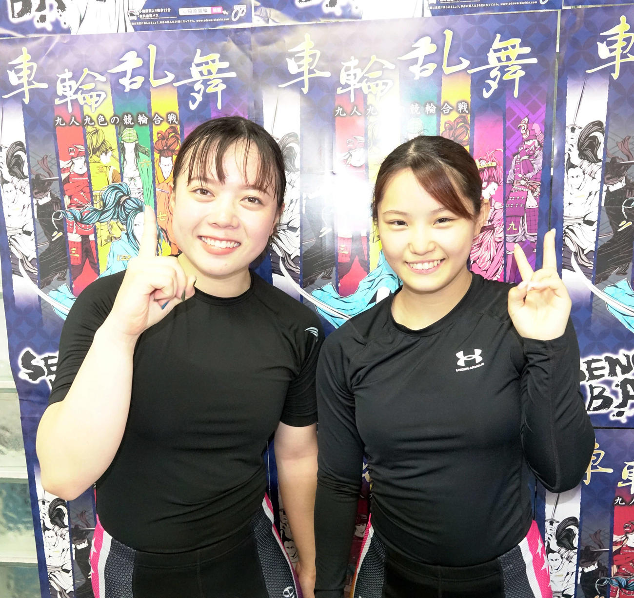 1着で決勝を決めた熊谷芽緯（左）は同期の神戸暖稀羽と並びポーズを決める
