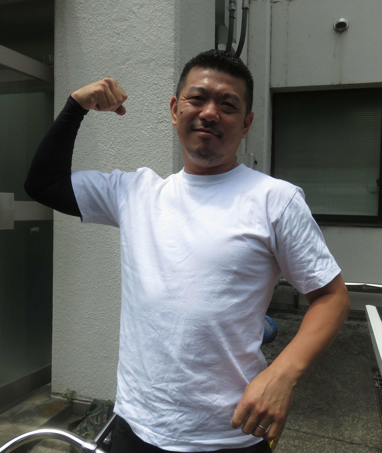 大宮競輪　久木原洋が腕まくりする右肘には手術用のプレートが残るが、気力で地元戦に立ち向かう（撮影・野島成浩）