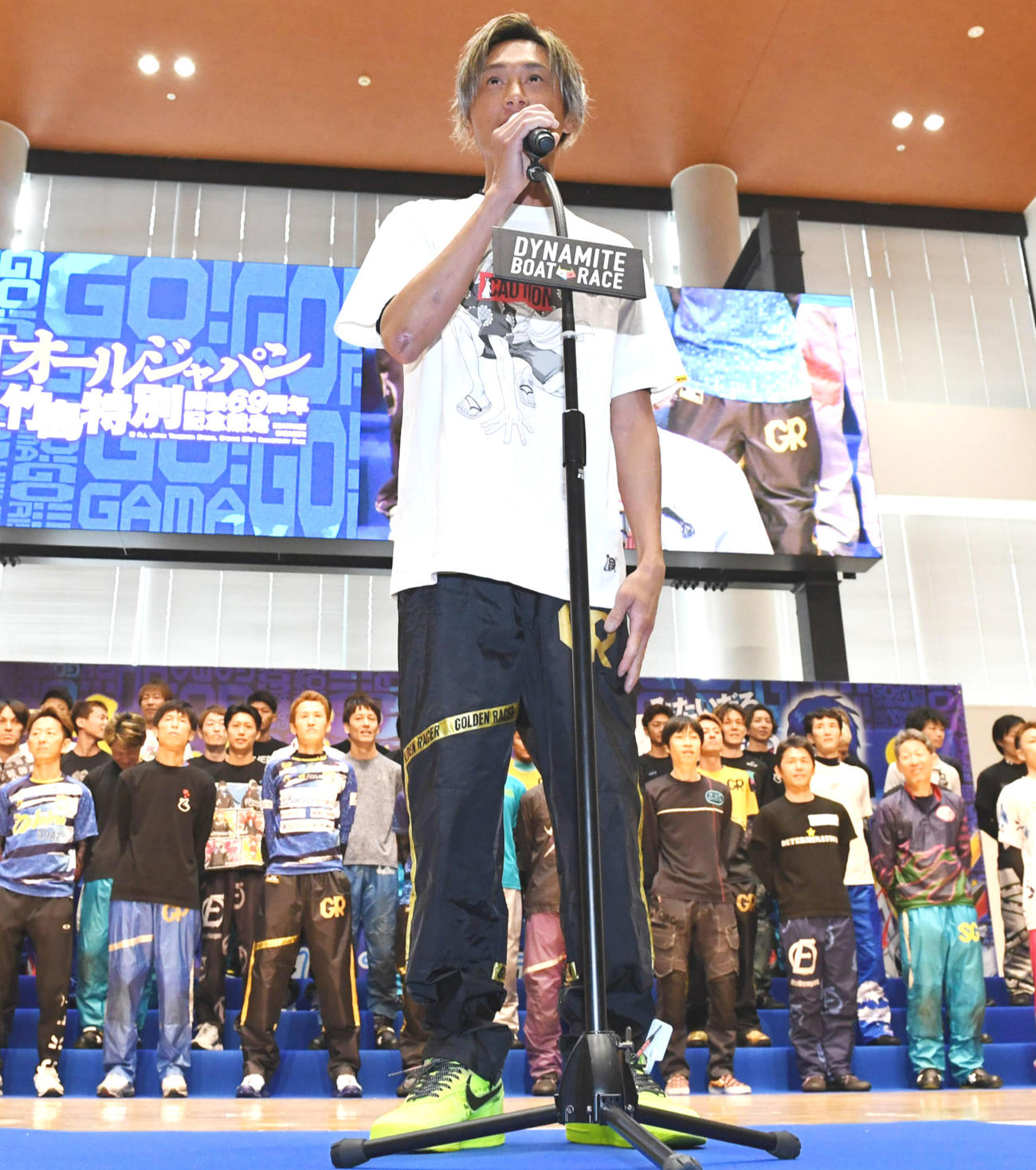 オープニングセレモニーであいさつする峰竜太（撮影・前岡正明）