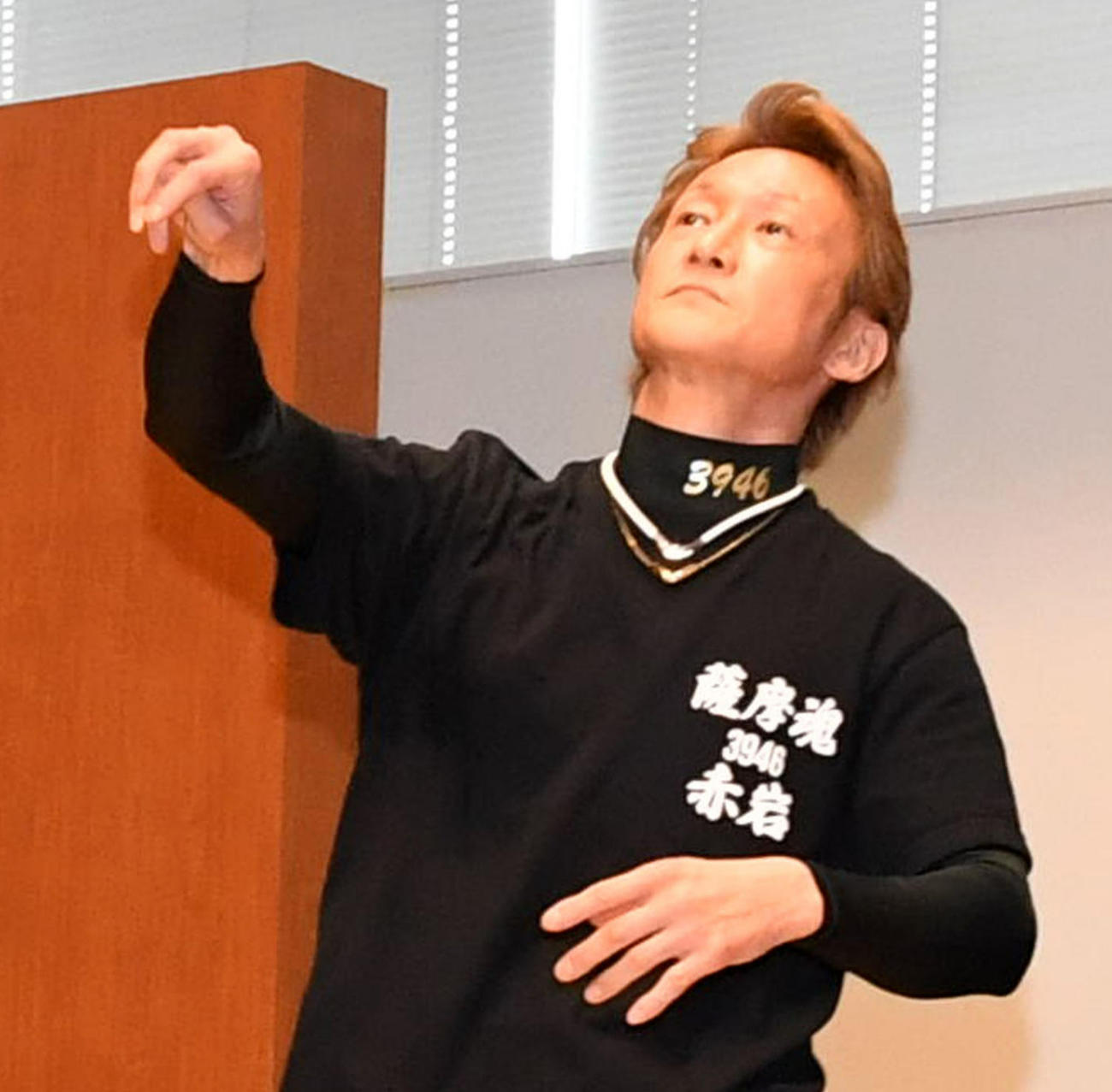 オープニングセレモニーでファンにプレゼントを投げる赤岩善生（撮影・前岡正明）