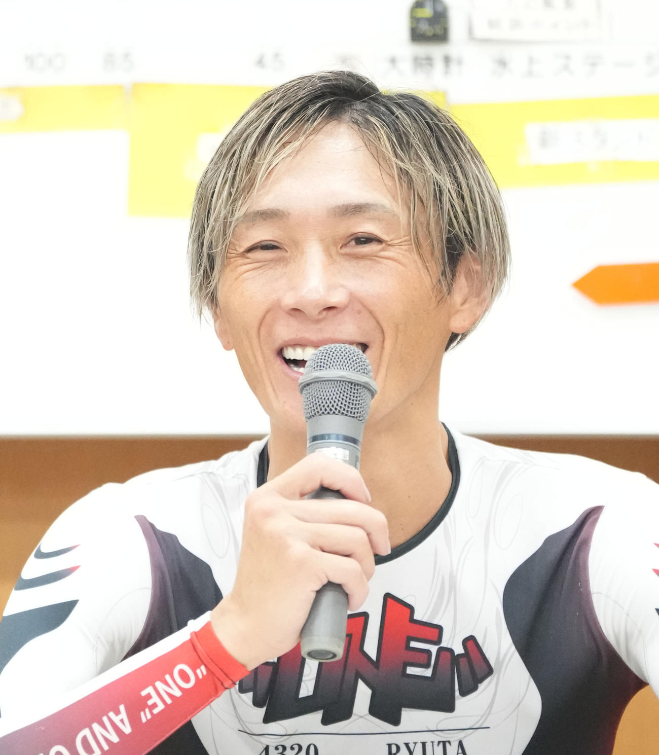 してやったりの表情で11Rを振り返る峰竜太