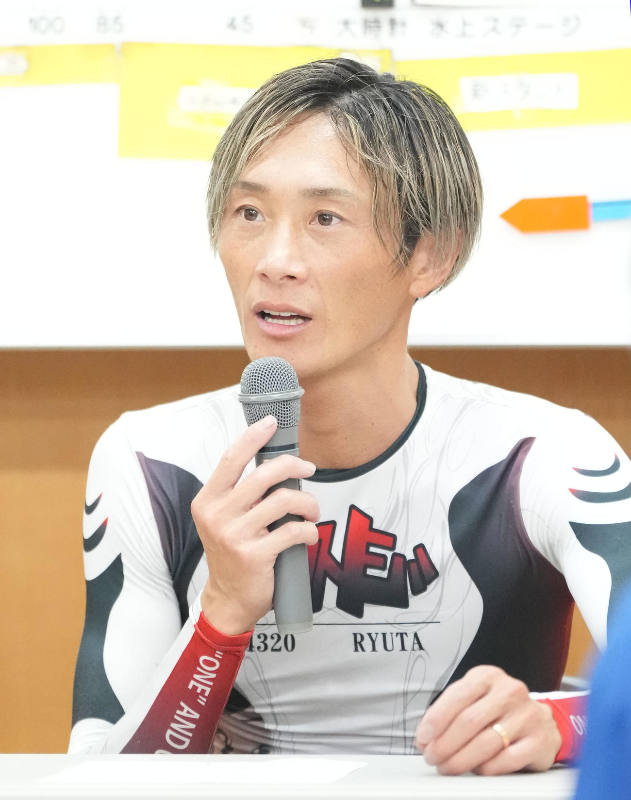 第11R、1着で明日の優勝戦へ挑む峰竜太（撮影・森本幸一）