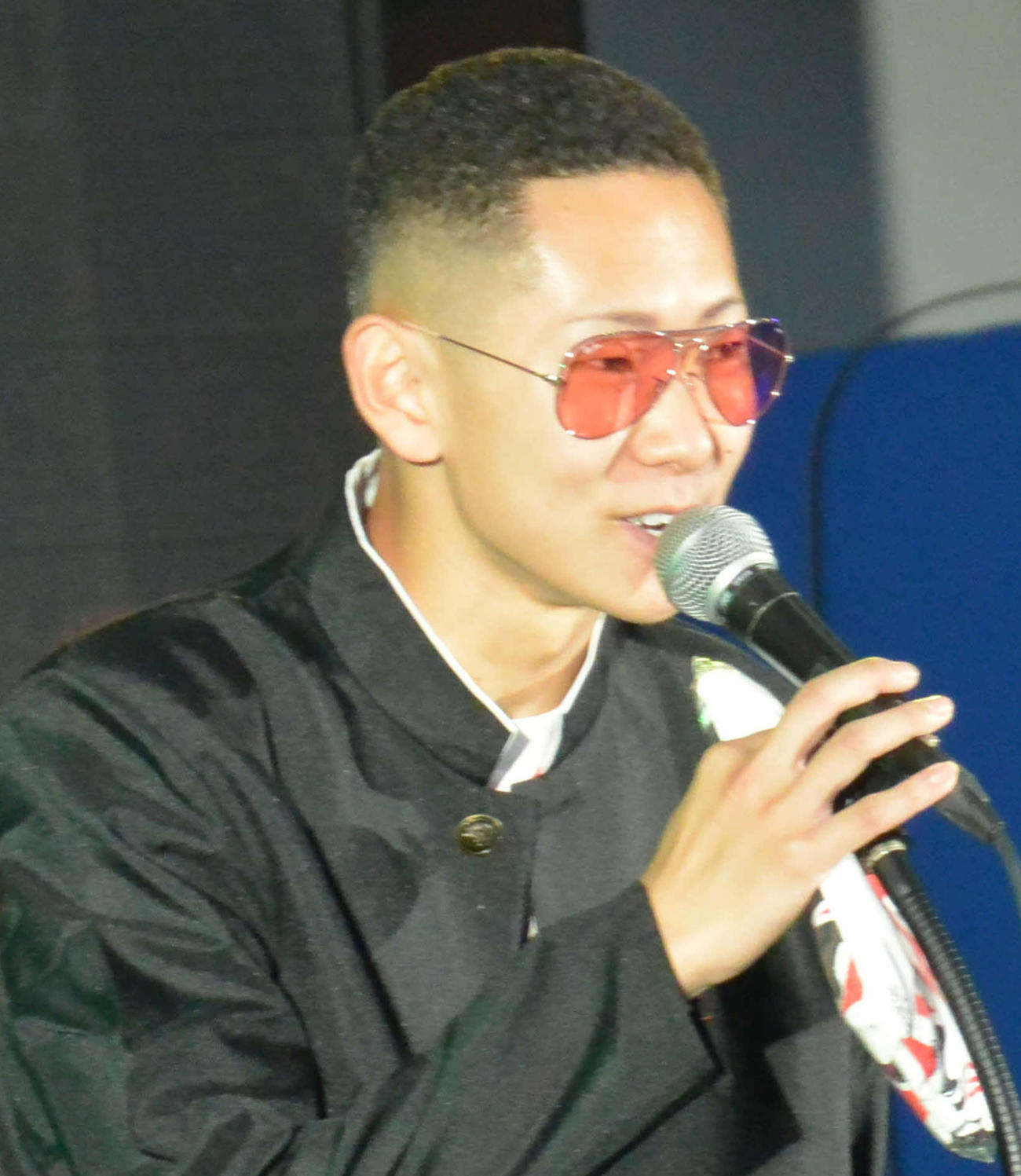 仲道大輔がサングラスと学ラン姿で熱唱