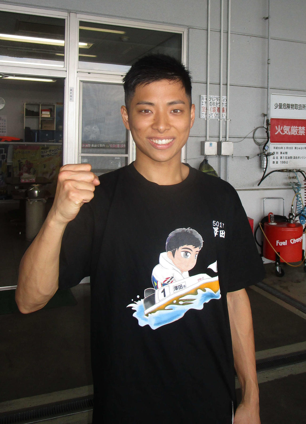 初日連勝スタートを切った沢田尚也はガッツポーズを見せた（撮影・安井雅彦）