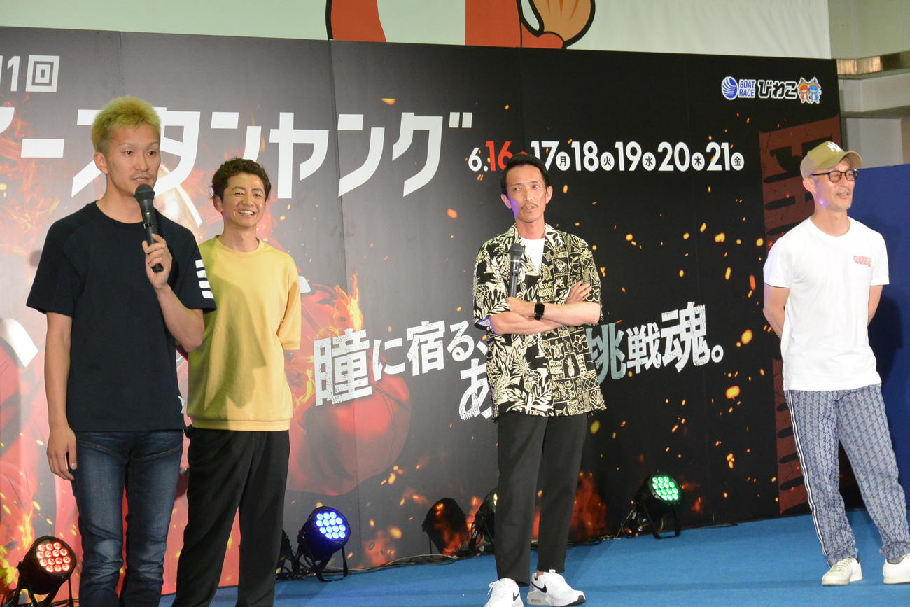 ポンコツ会トークショーが行われ（左から）西山貴浩、石野貴之、森高一真、林恵祐が爆笑を呼んだ