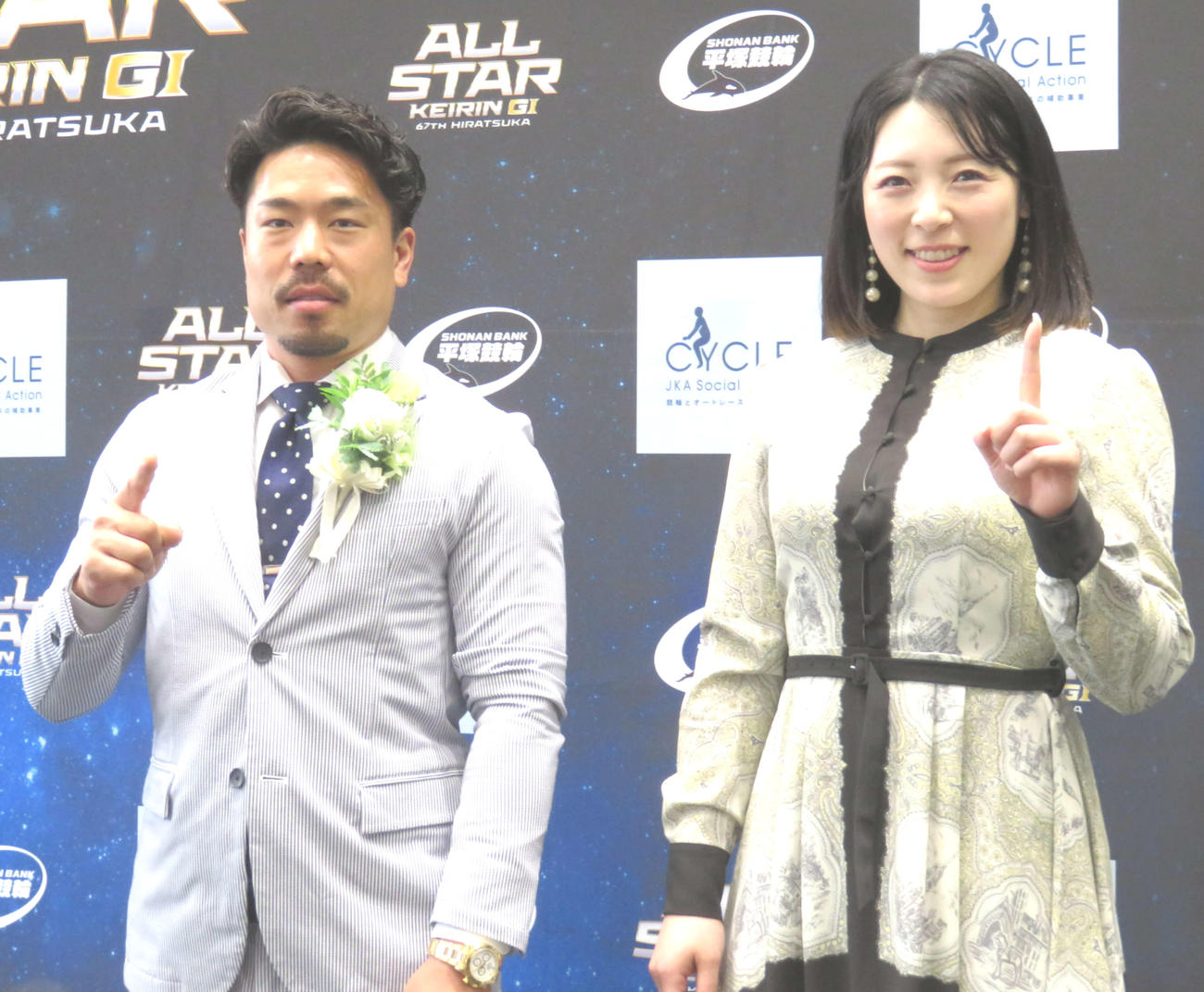 初のファン投票1位に輝いた古性優作（左）と児玉碧衣