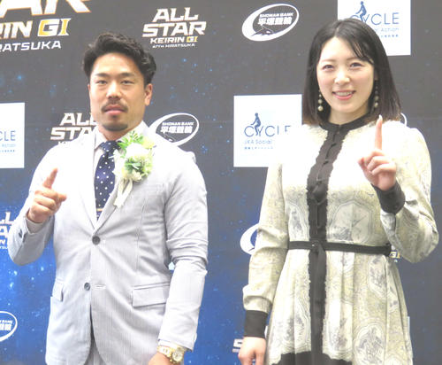 初のファン投票1位に輝いた古性優作（左）と児玉碧衣